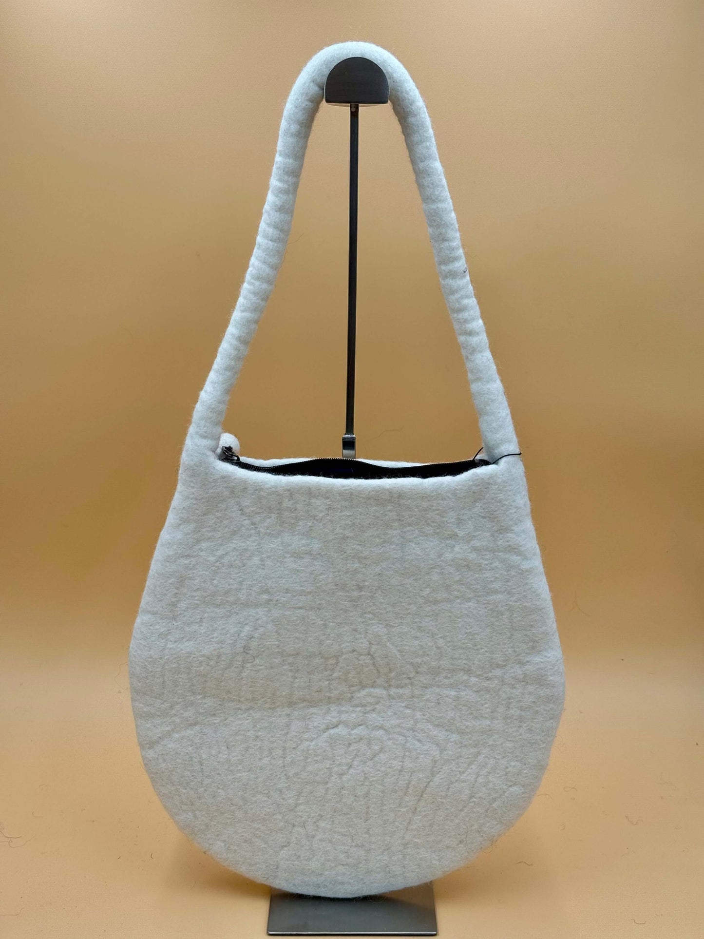 Schultertasche Filztasche Size M Baguette Bag in weiß, handgefertigt aus 100% Wolle, geeignet für iPad und mehr.