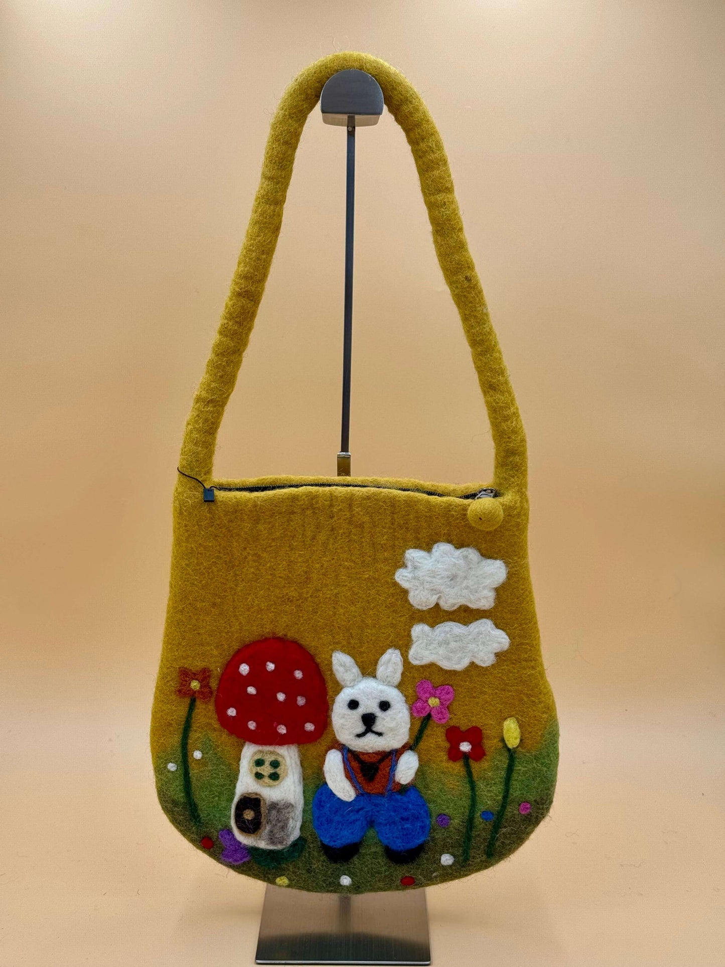 Handgemachte Schultertasche Filztasche Size M Baguette Bag mit Hase und Häuschen, 100% Wolle, bunt, für kleine Utensilien.