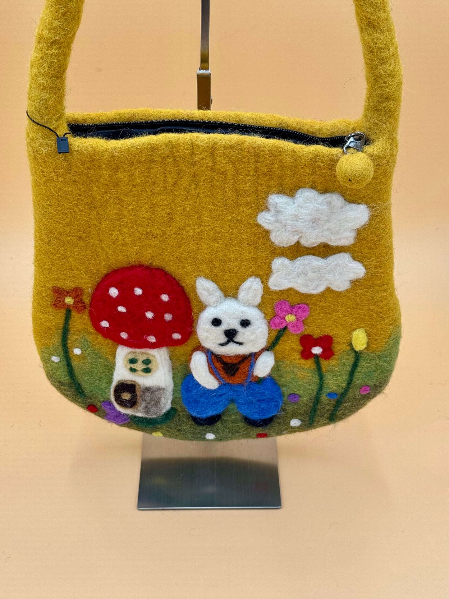 Schultertasche Filztasche Size M Baguette Bag mit Hase und Häuschen, handgefertigt aus 100% Wolle, farbenfroh.