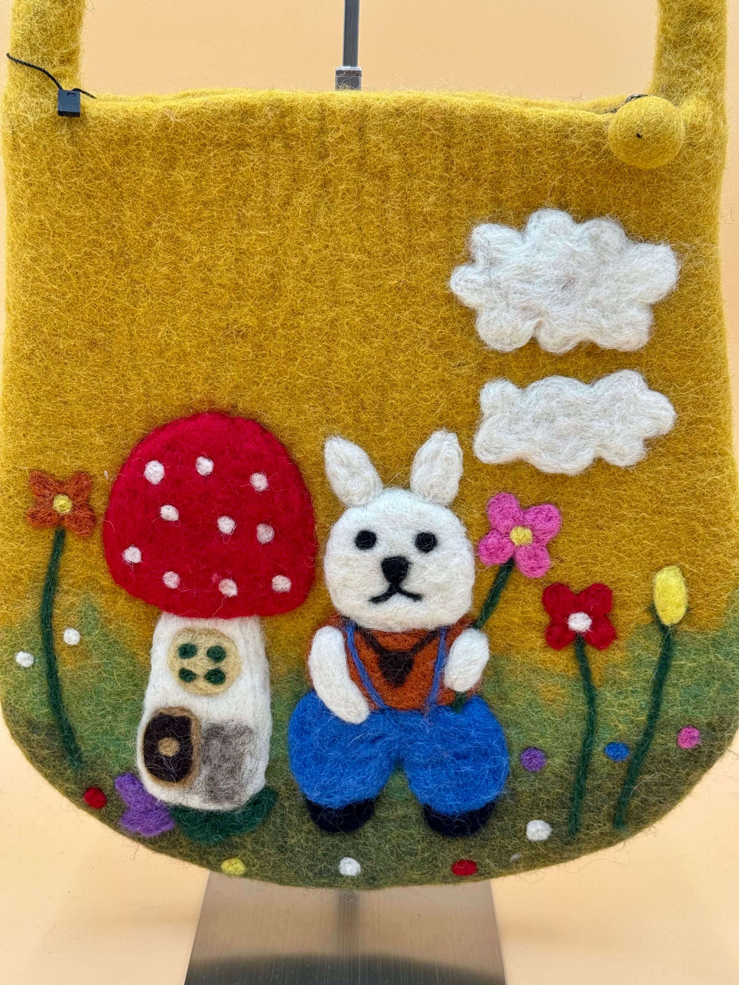 Schultertasche Filztasche Size M Baguette Bag mit Hase und Häuschen, handgefertigt aus 100% Wolle, gelbe Farbe.