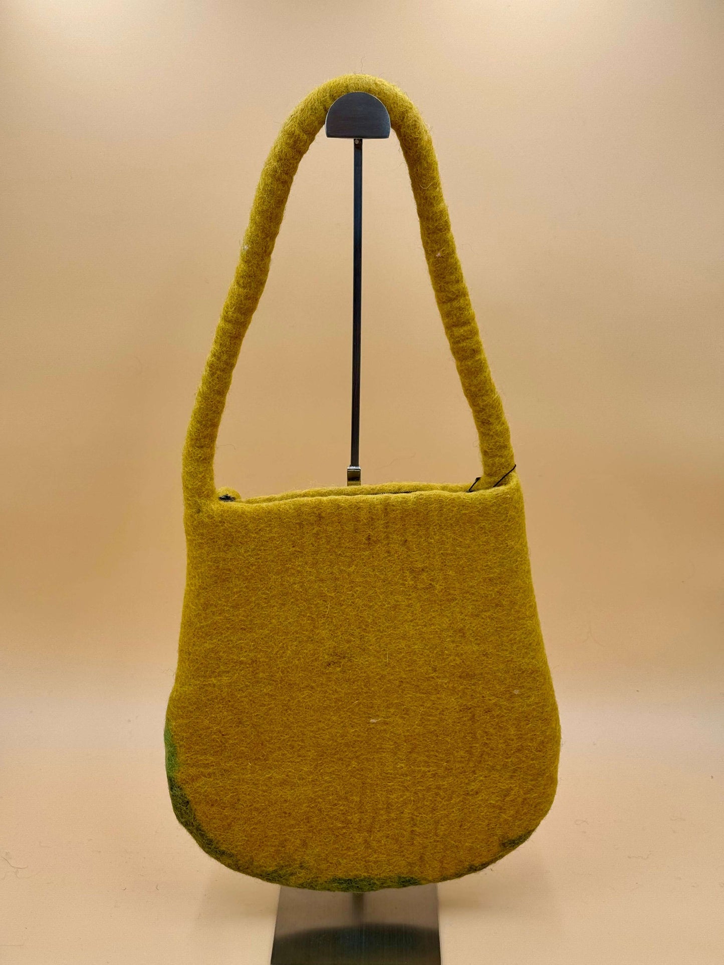 Schultertasche Filztasche Size M in gelb, handgefertigt, ideal für kleine Gegenstände, 100% Wolle.