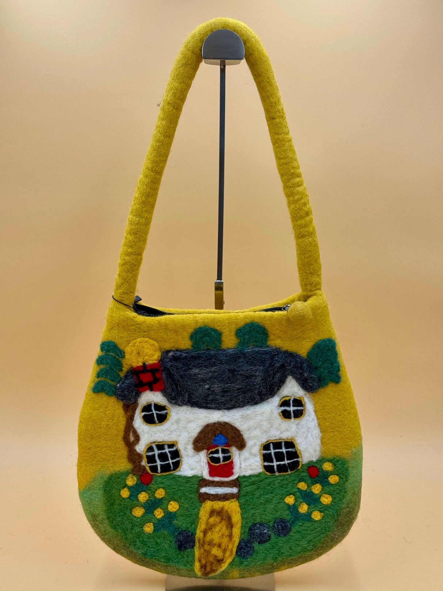 Schultertasche Filztasche Size M in gelb, handgefertigt mit Hausmotiv, ideal für kleine Gegenstände.