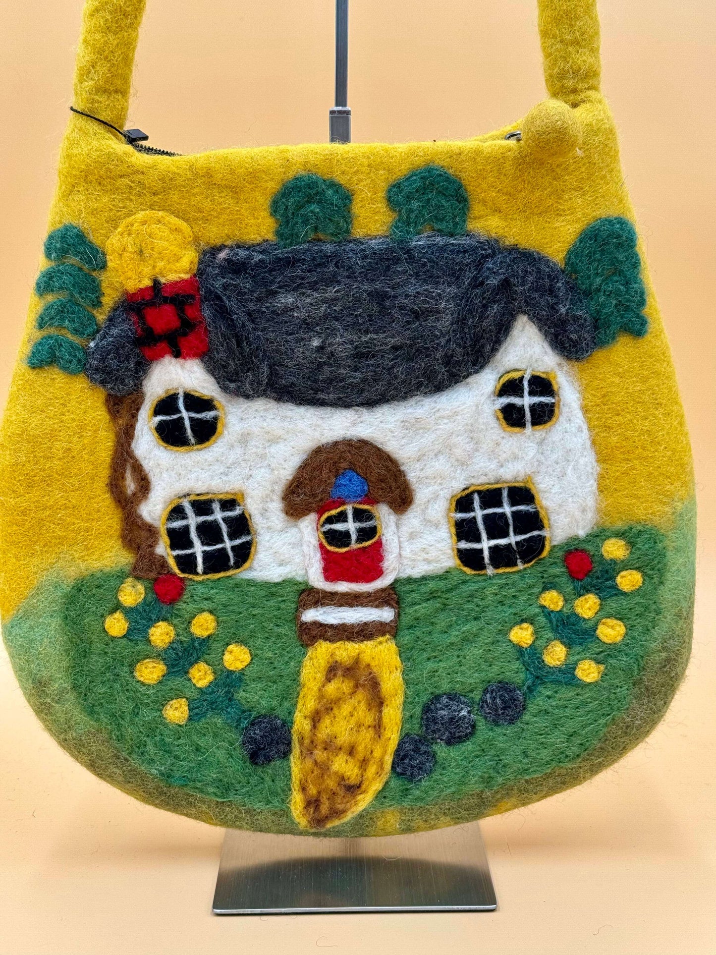 Schultertasche Filztasche Size M Baguette Bag in gelb mit handgefertigtem Hausmotiv und Blumen aus Wolle
