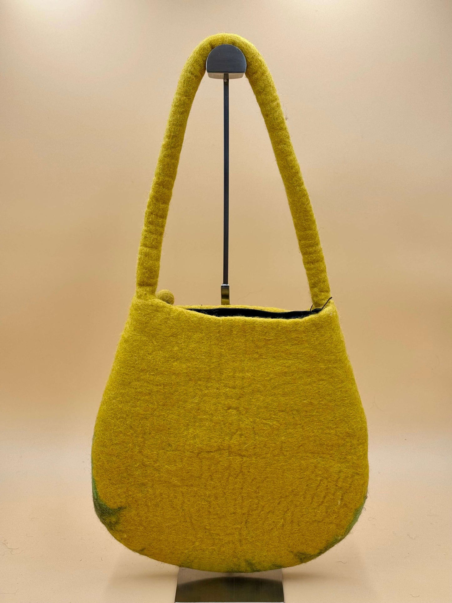 Schultertasche Filztasche Size M Baguette Bag in gelb, handgemacht aus 100% Wolle, mit Innenfutter und Reißverschluss.