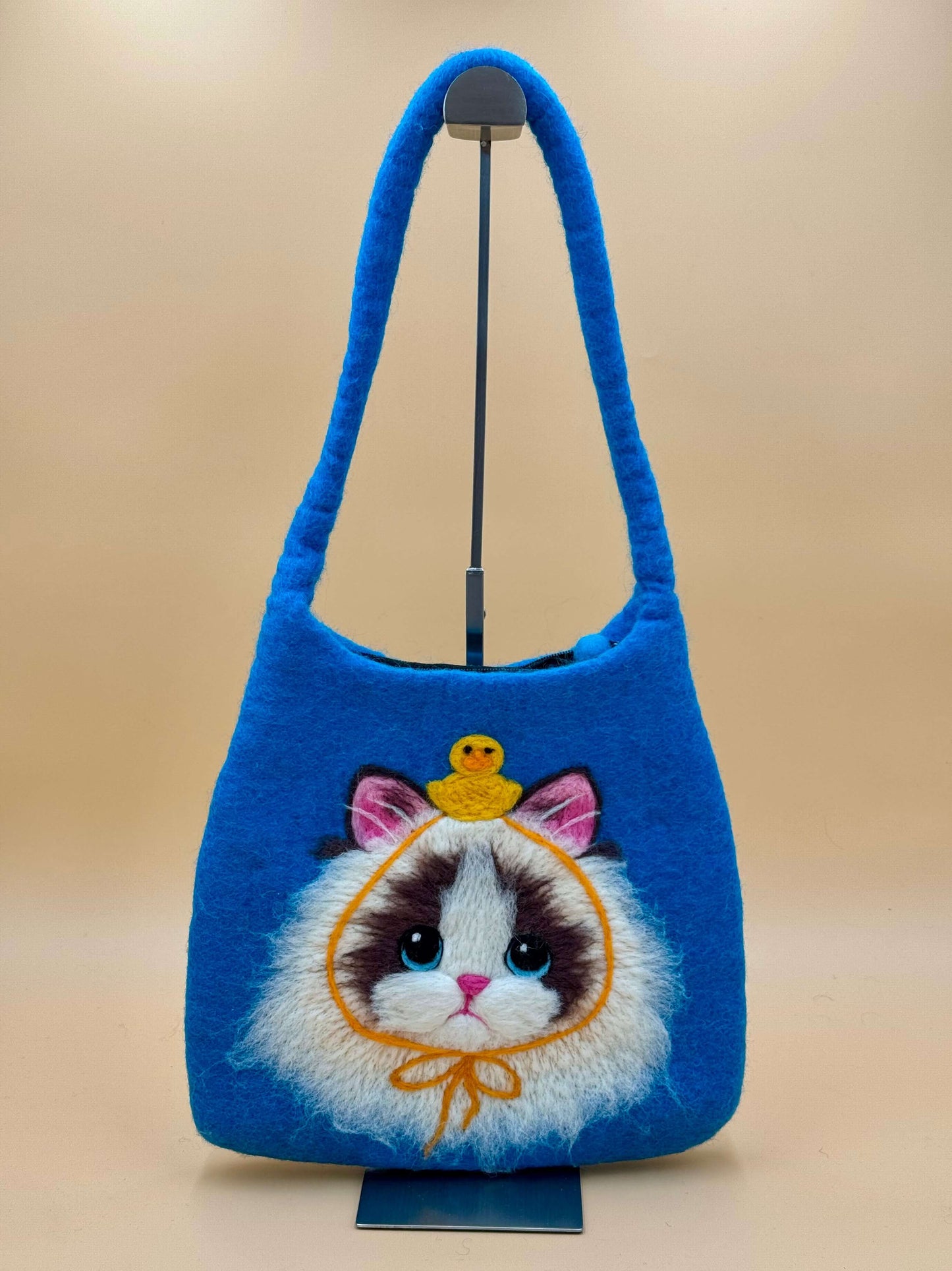 Schultertasche Filztasche Size M Baguette Bag mit Katze und Ente, handgemacht, blau, 100% Wolle, Innenfutter, Reißverschluss.