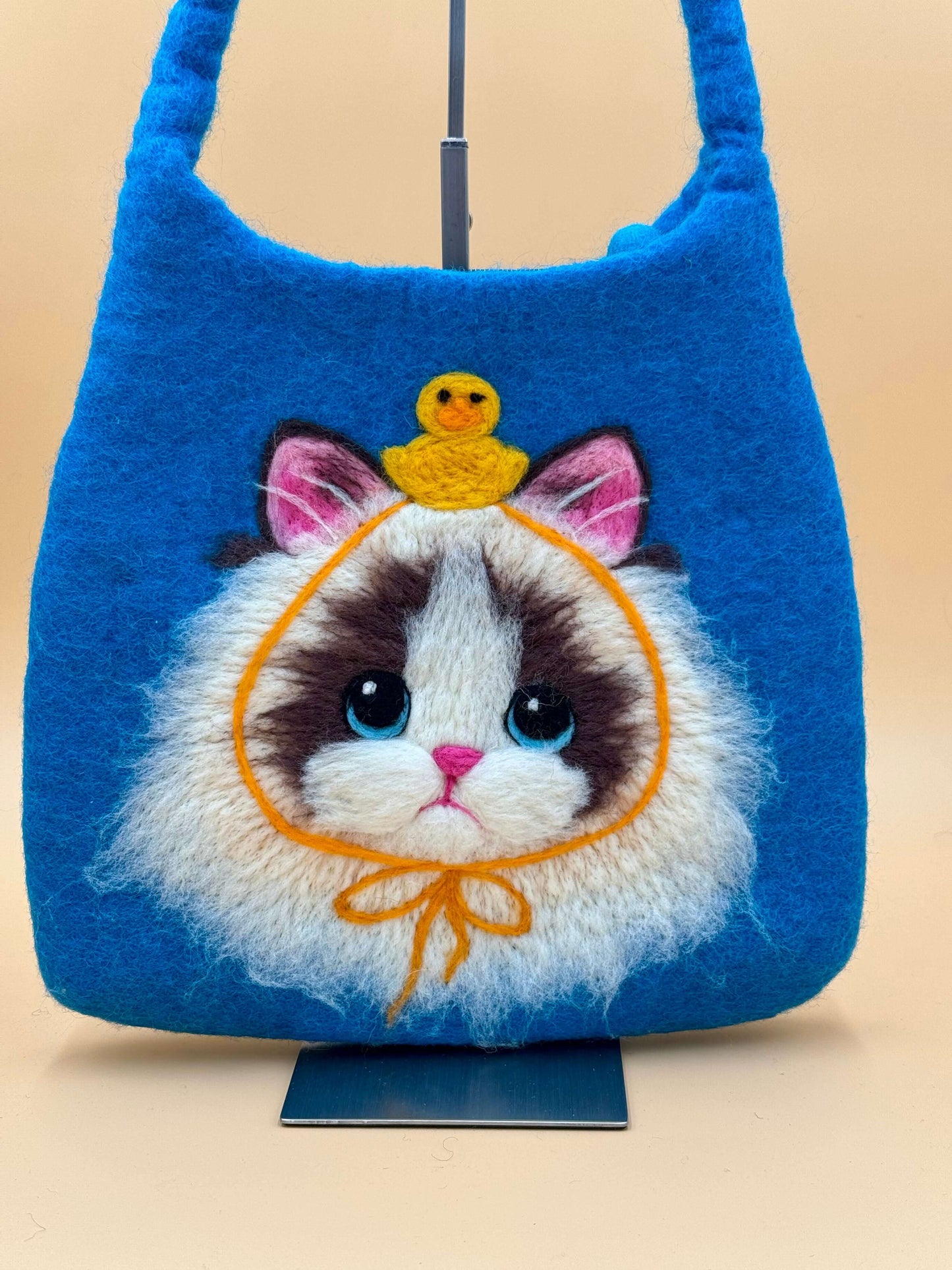 Schultertasche Filztasche Size M Baguette Bag mit Katze und Ente in blau mit handgemachter Wollapplikation.