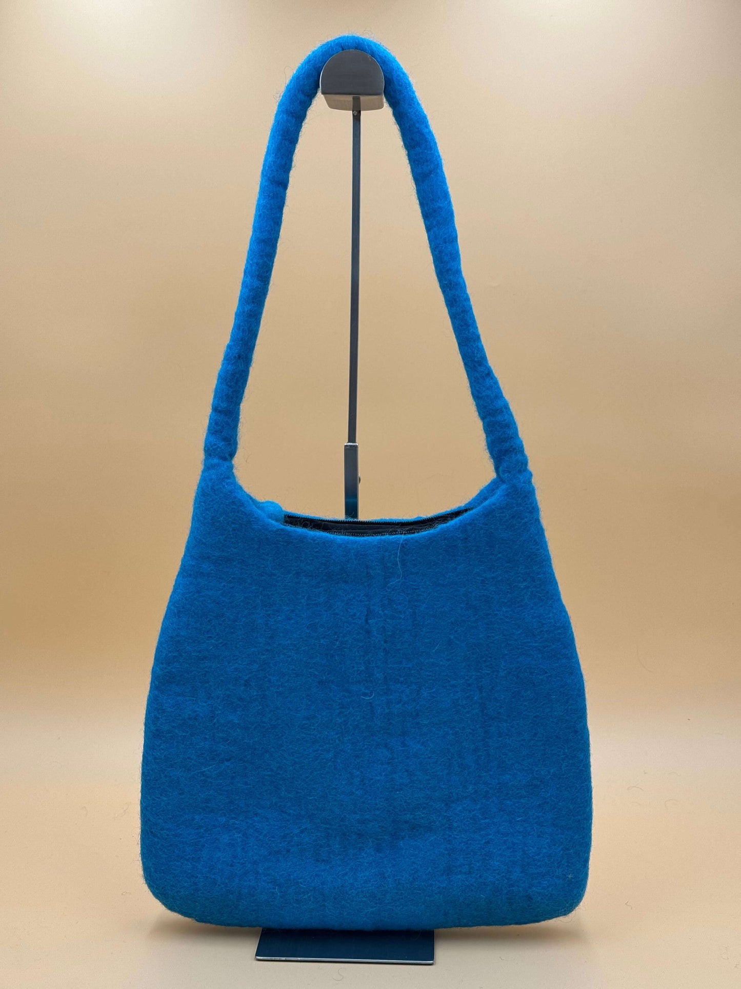 Schultertasche Filztasche Size M in Blau, handgemachte Baguette Bag aus 100% Wolle, farbenfrohes Design.
