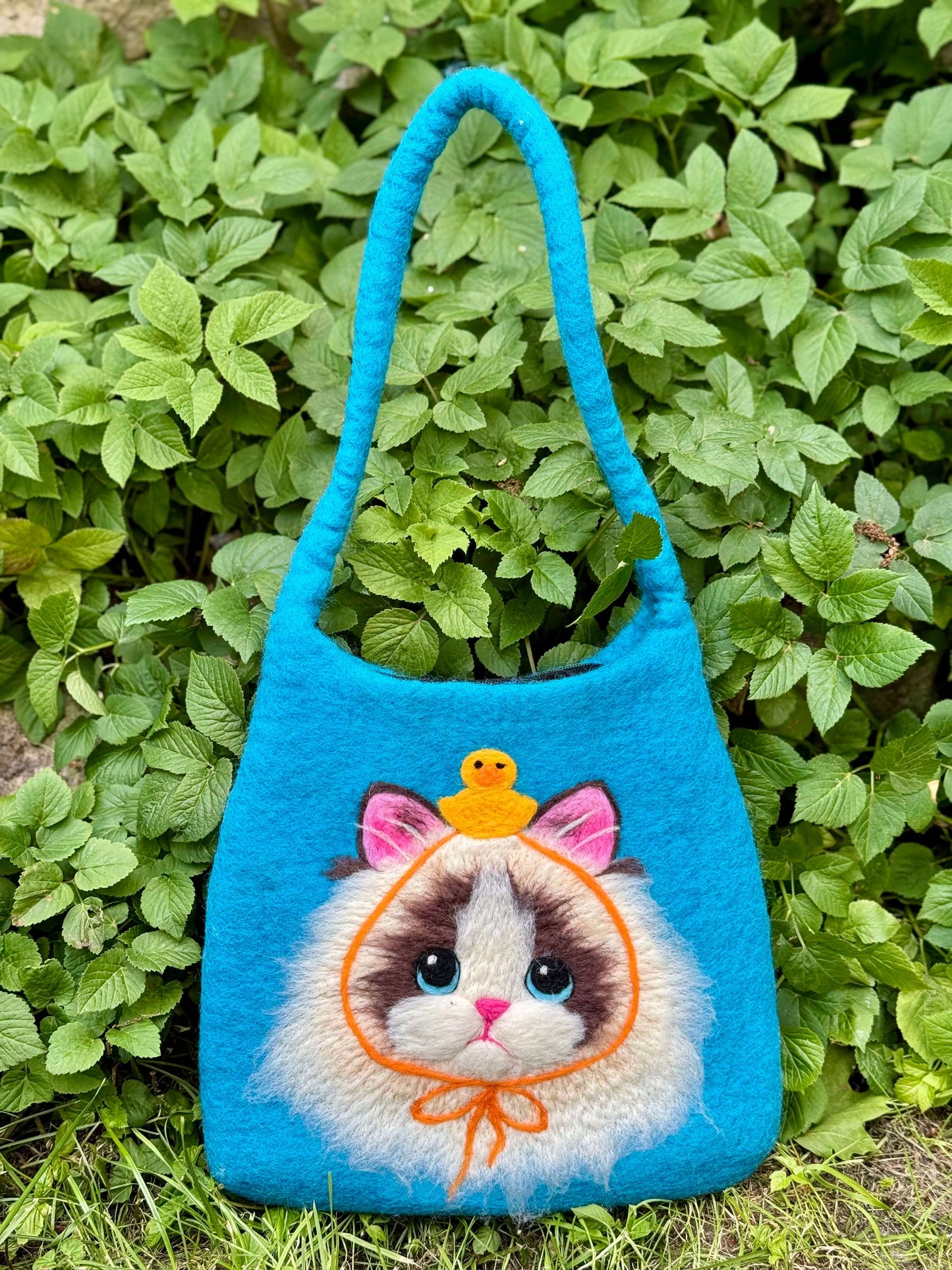 Handgemachte Schultertasche Filztasche Größe M mit Katze und Ente, in blau, 31x29cm, aus 100% Wolle.