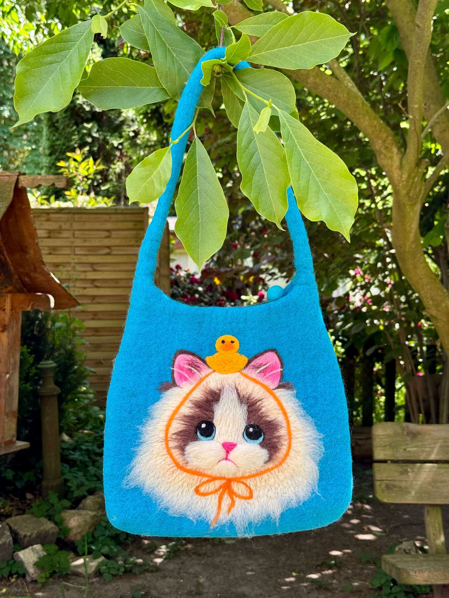 Blaue Schultertasche Filztasche Size M mit Katze und Ente, handgemacht aus 100% Wolle, ideal für Kleinigkeiten.