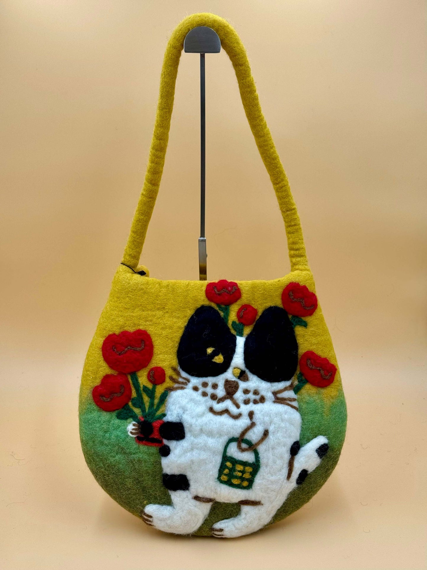 Schultertasche Filztasche Size M Baguette Bag mit Katze und Tulpe in gelb, handgemacht aus 100% Wolle.