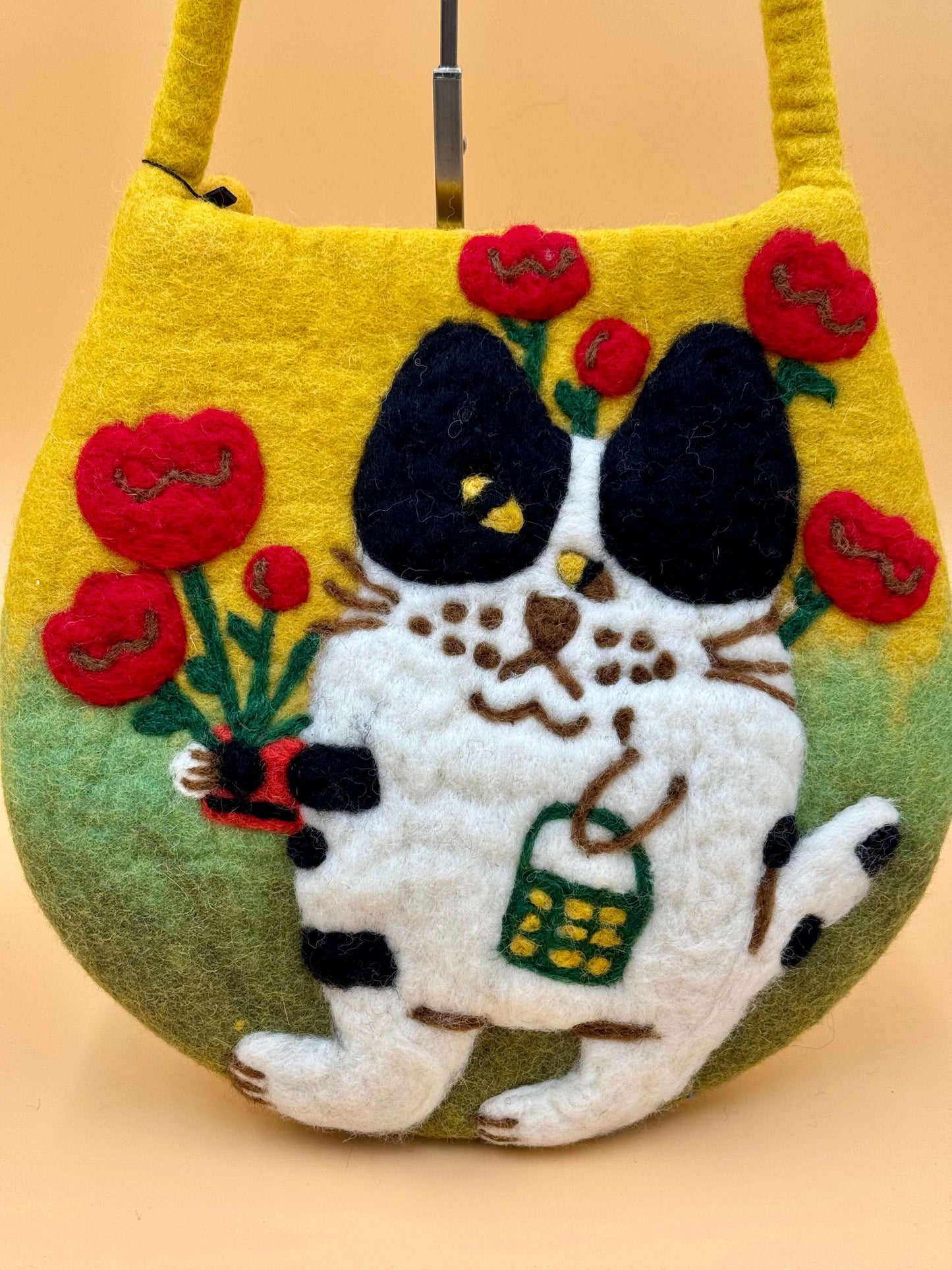 Schultertasche Filztasche Size M Baguette Bag mit handgefertigtem Motiv einer Katze und roten Tulpen.