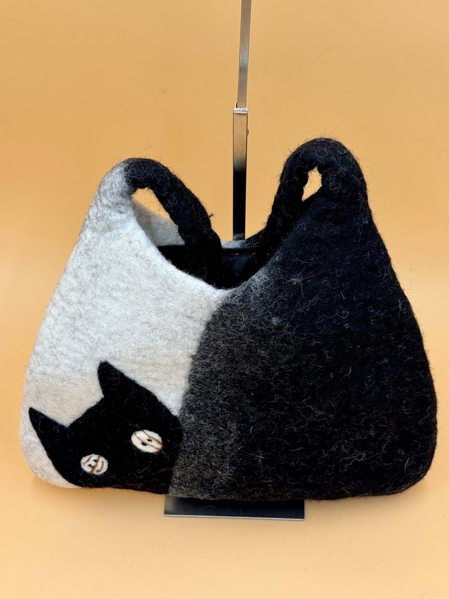 Schultertasche Filztasche Size M Baguette Bag Katze in schwarz und weiß, handgemacht aus 100% Wolle.