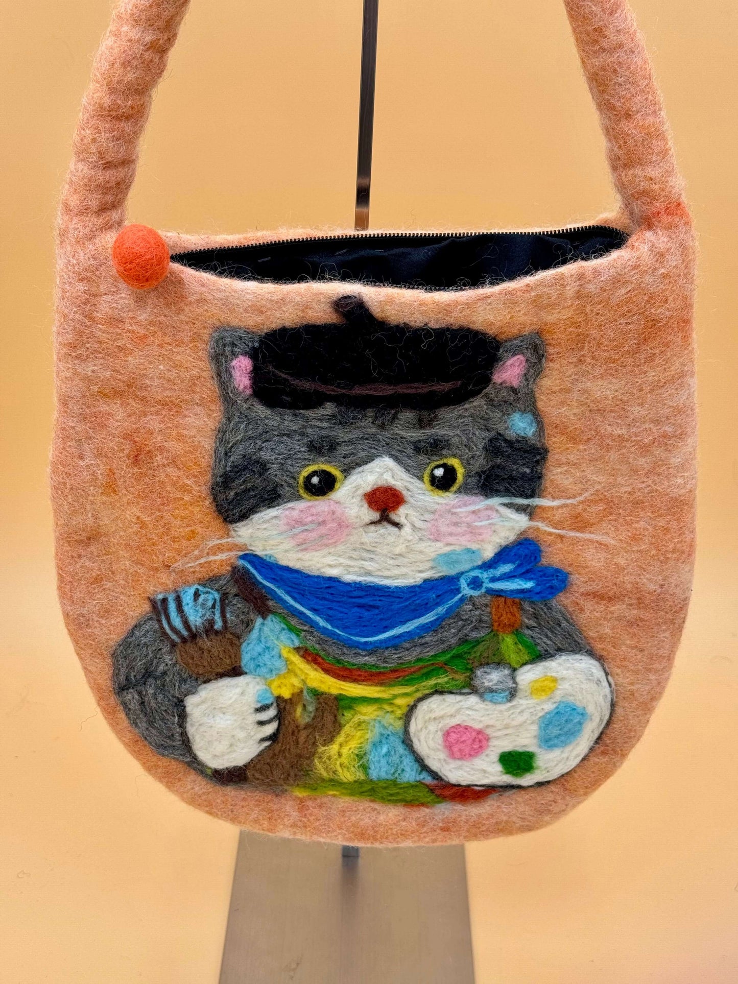 Handgemachte Schultertasche mit künstlerischer Katzenapplikation, orange Filztasche, Größe M, 28x29 cm.