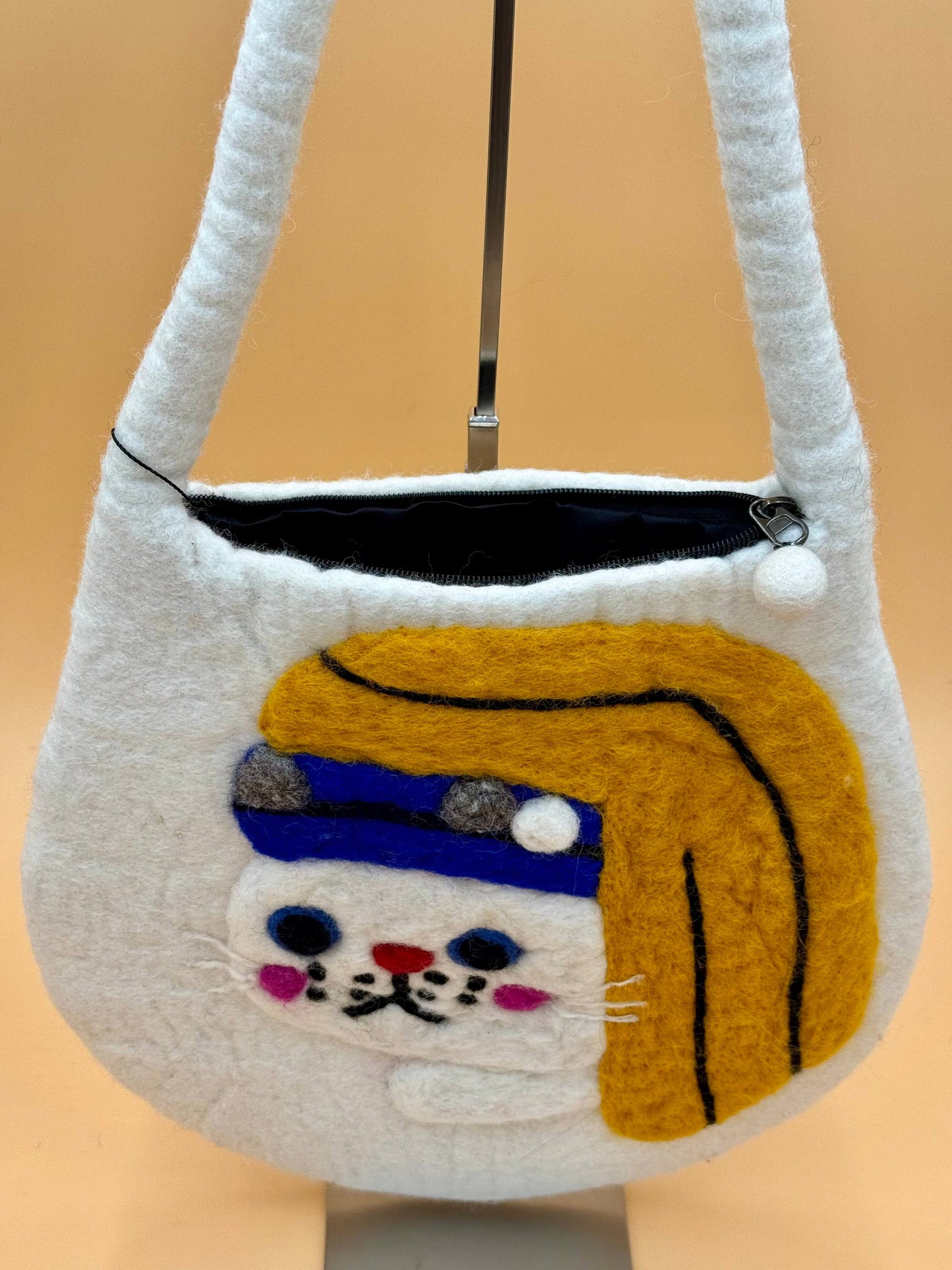 Handgemachte Schultertasche Filztasche Size M Baguette Bag mit Perle und buntem Tierdesign