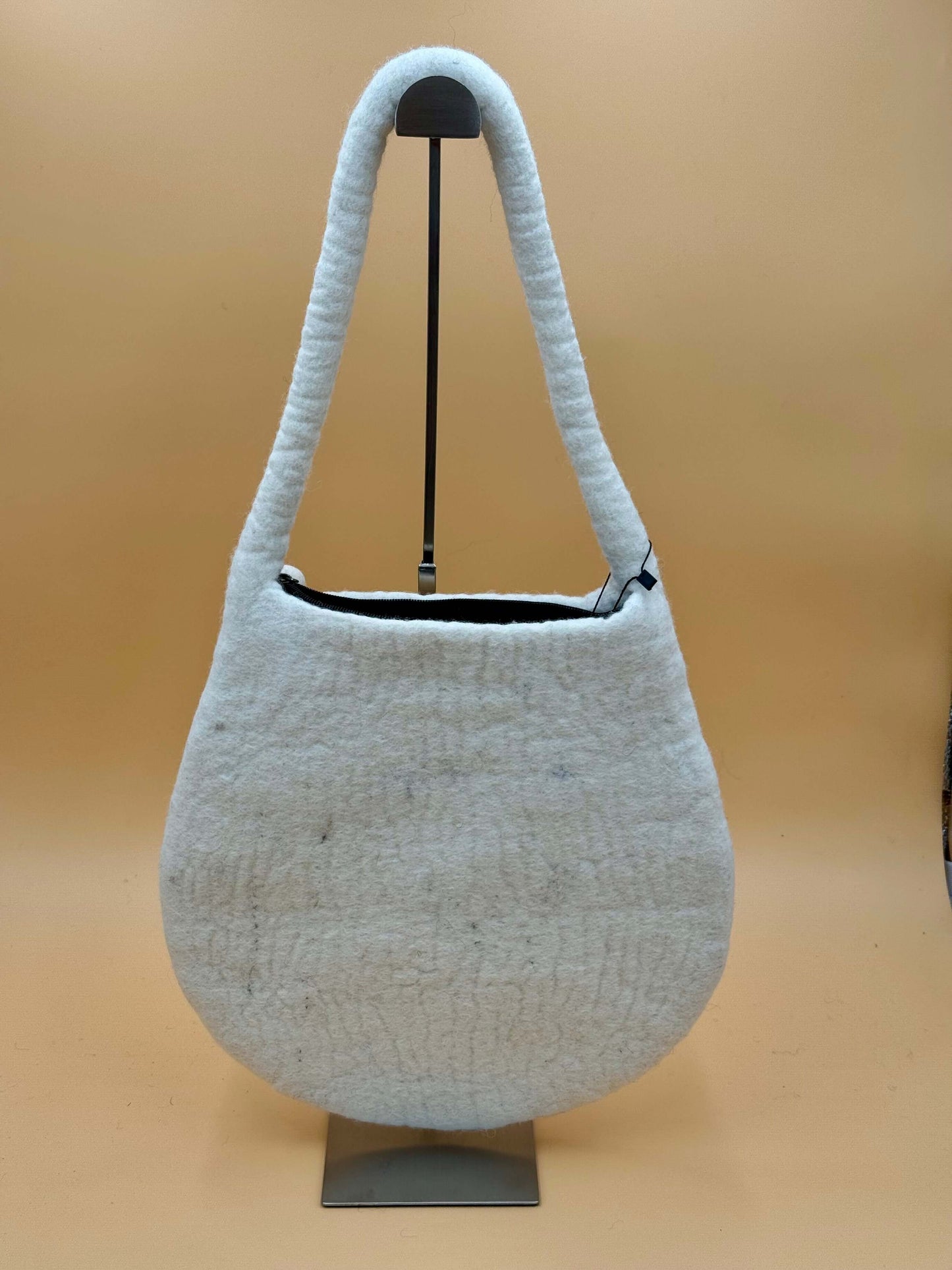 Schultertasche Filztasche Size M Baguette Bag Mädchen mit Perle, handgemachte weiße Wolltasche mit Reißverschluss.