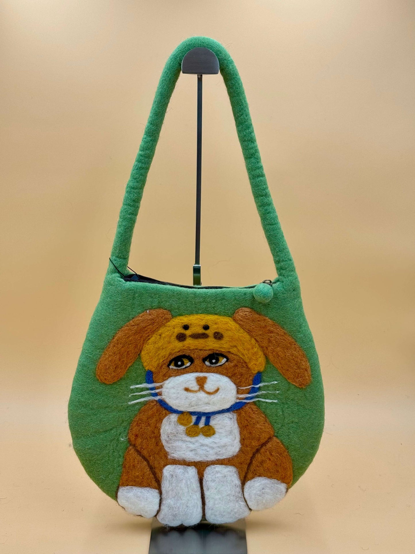 Schultertasche Filztasche Size M Baguette Bag mit grünem Hundedesign, handgemacht aus 100% Wolle.