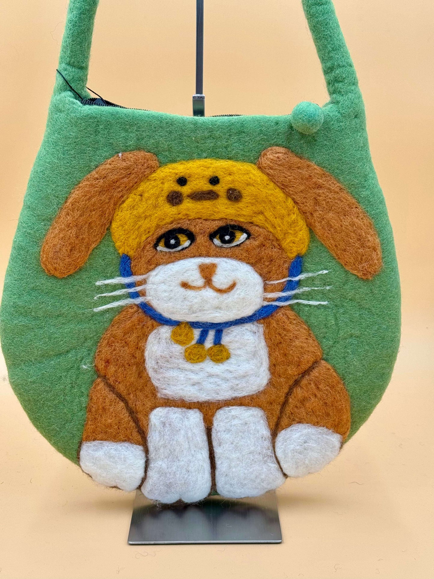 Handgemachte Schultertasche Filztasche Size M mit grünem Hundemotiv und Reißverschluss, aus 100% Wolle.