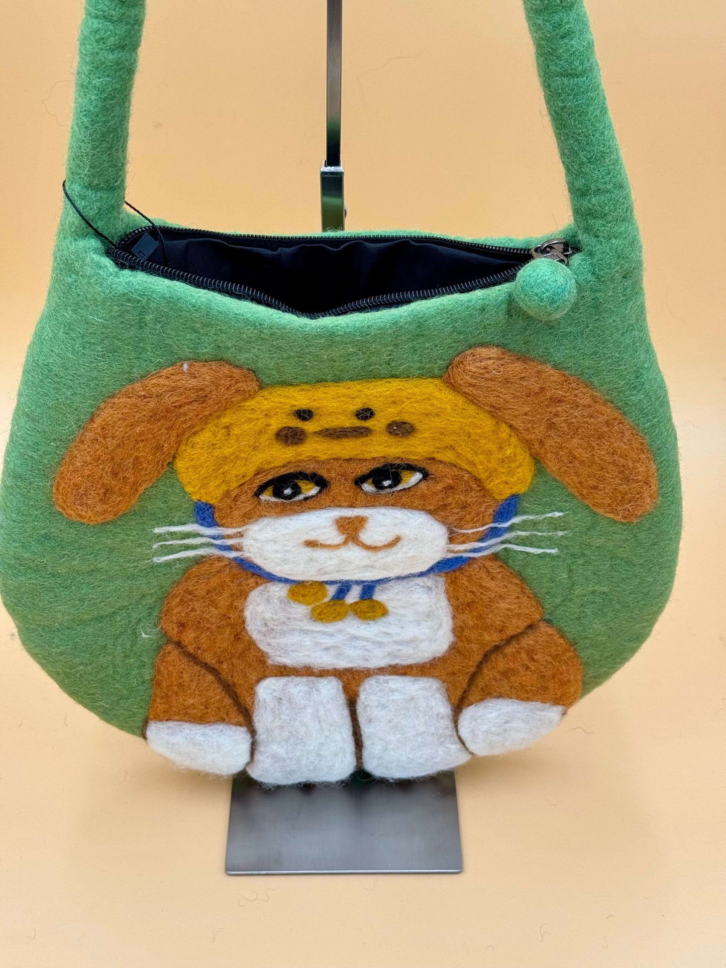 Schultertasche Filztasche Size M Baguette Bag mit grünem Hundedesign, handgemacht aus 100% Wolle.