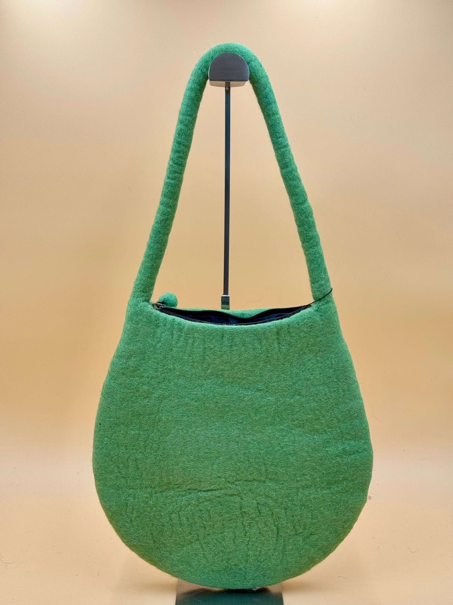 Handgemachte Schultertasche Filztasche in grün, Baguette Bag Size M, ideal für iPad und Kleinigkeiten.