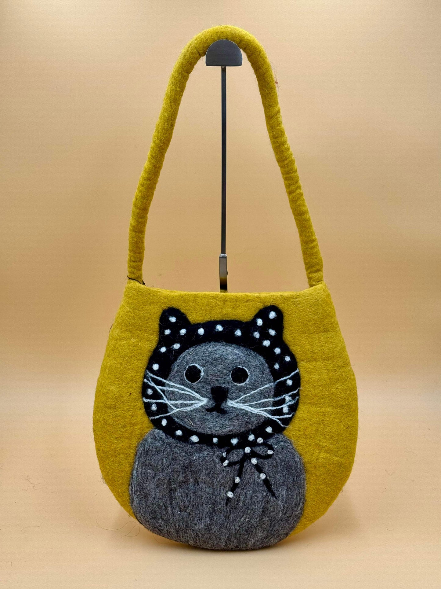 Schultertasche Filztasche Size M Baguette Bag in gelb mit schwarzer Katze und Kopftuch, handgemacht aus 100% Wolle.