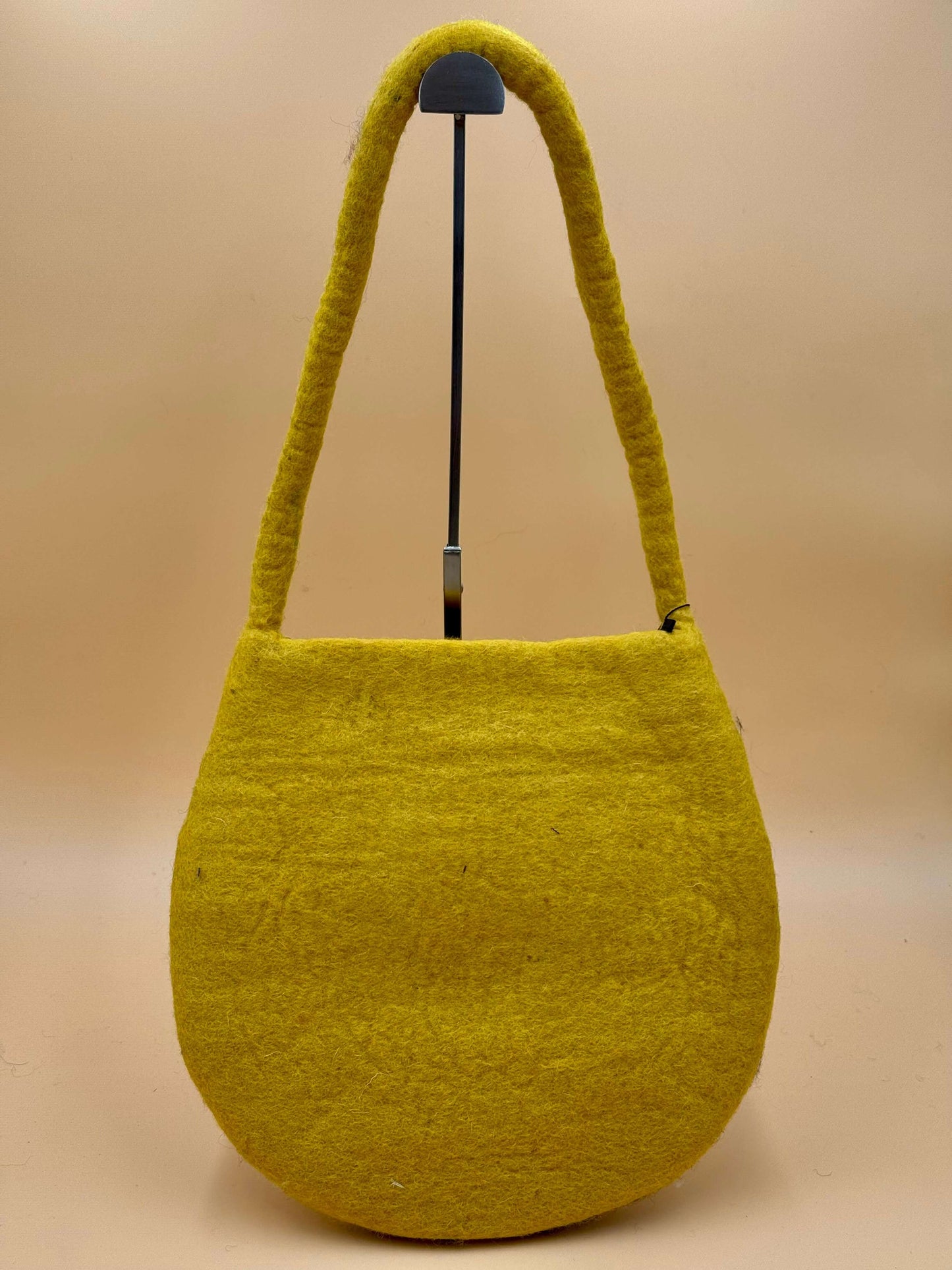 Handgemachte Schultertasche Filztasche Größe M in gelb, ideal für iPad, Trinkflasche und mehr.