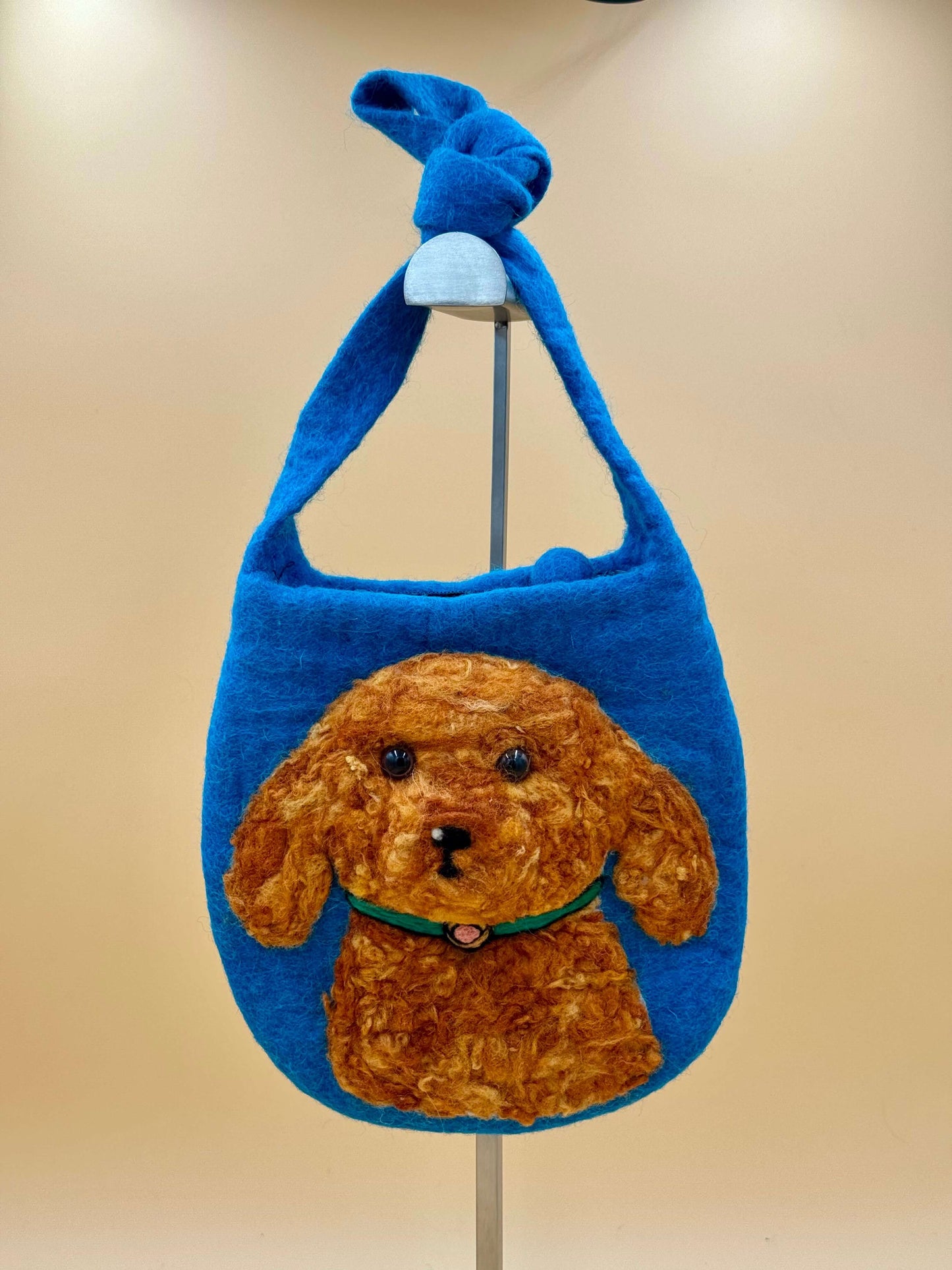 Blau braune Schultertasche Filztasche Size S Baguette Bag mit 3D Teddy-Hund Design, handgemacht aus 100% Wolle.