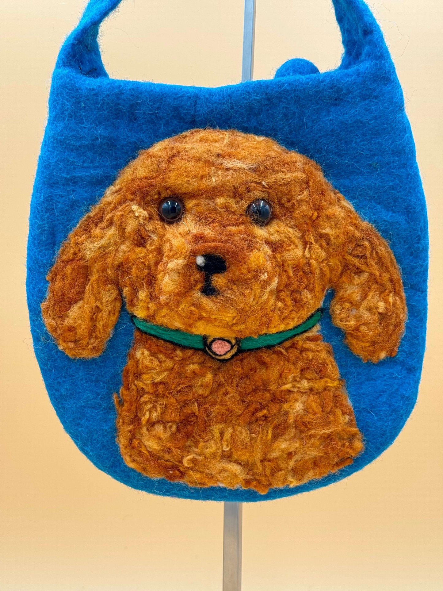 Schultertasche Filztasche Size S Baguette Bag mit 3D Teddy-Hund Design, handgemacht aus Wolle, blau und braun.