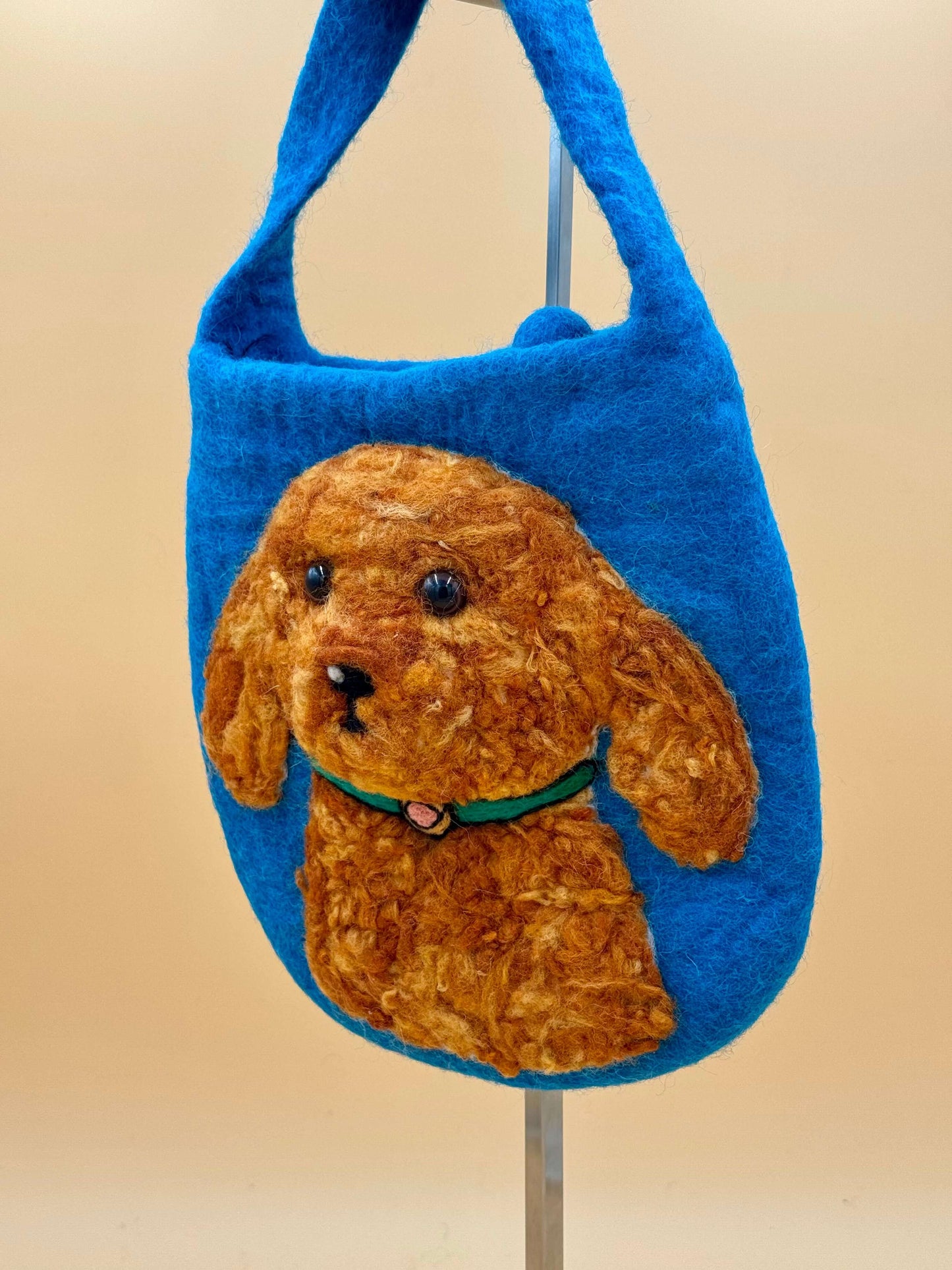 Handgefertigte Schultertasche Filztasche Size S Baguette Bag in Blau mit 3D Teddy-Hund Motiv aus Wolle.