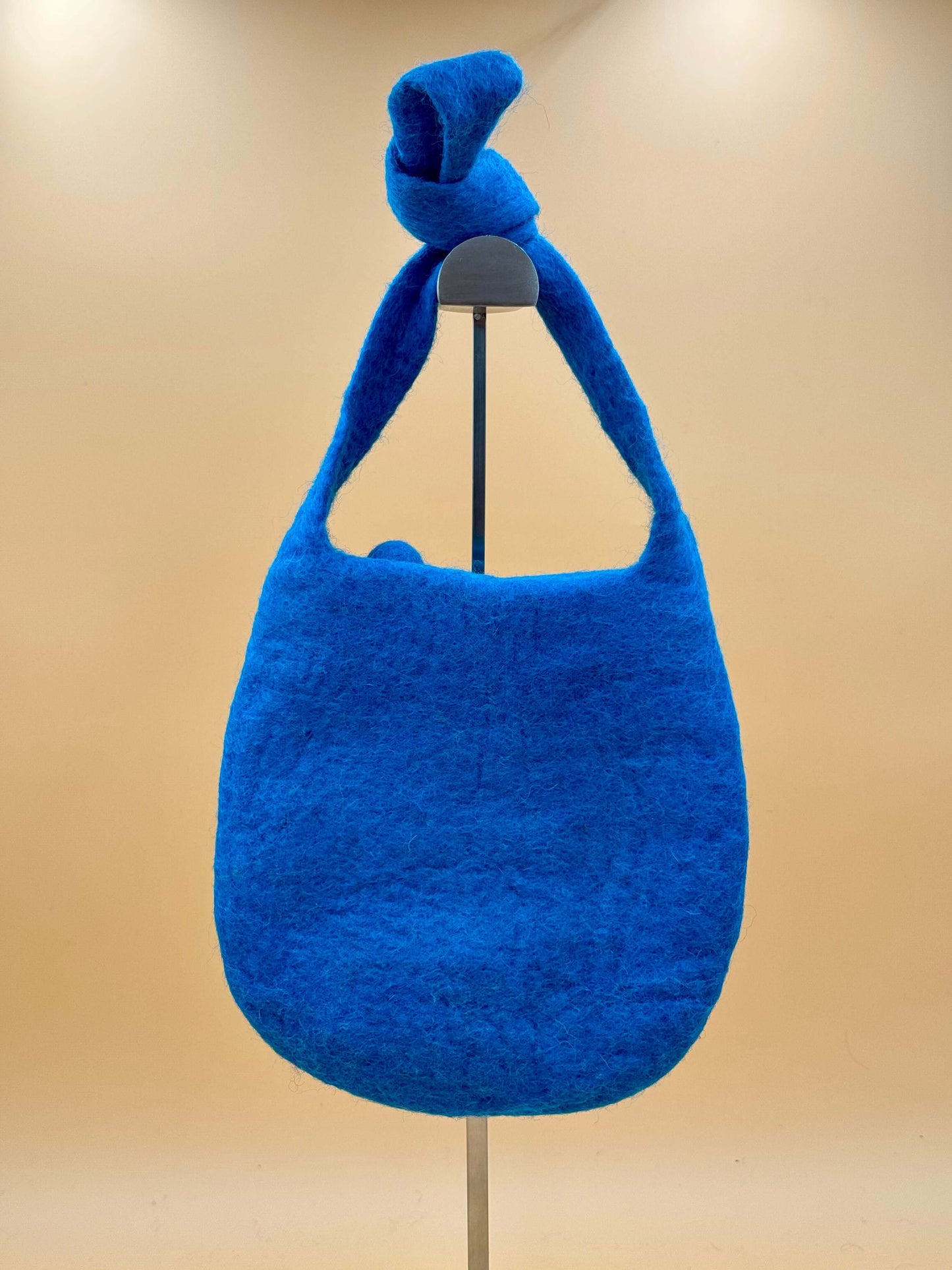 Schultertasche Filztasche Size S Baguette Bag in blau, handgemacht aus Wolle, ideal für Geldbörse und Kleinigkeiten.