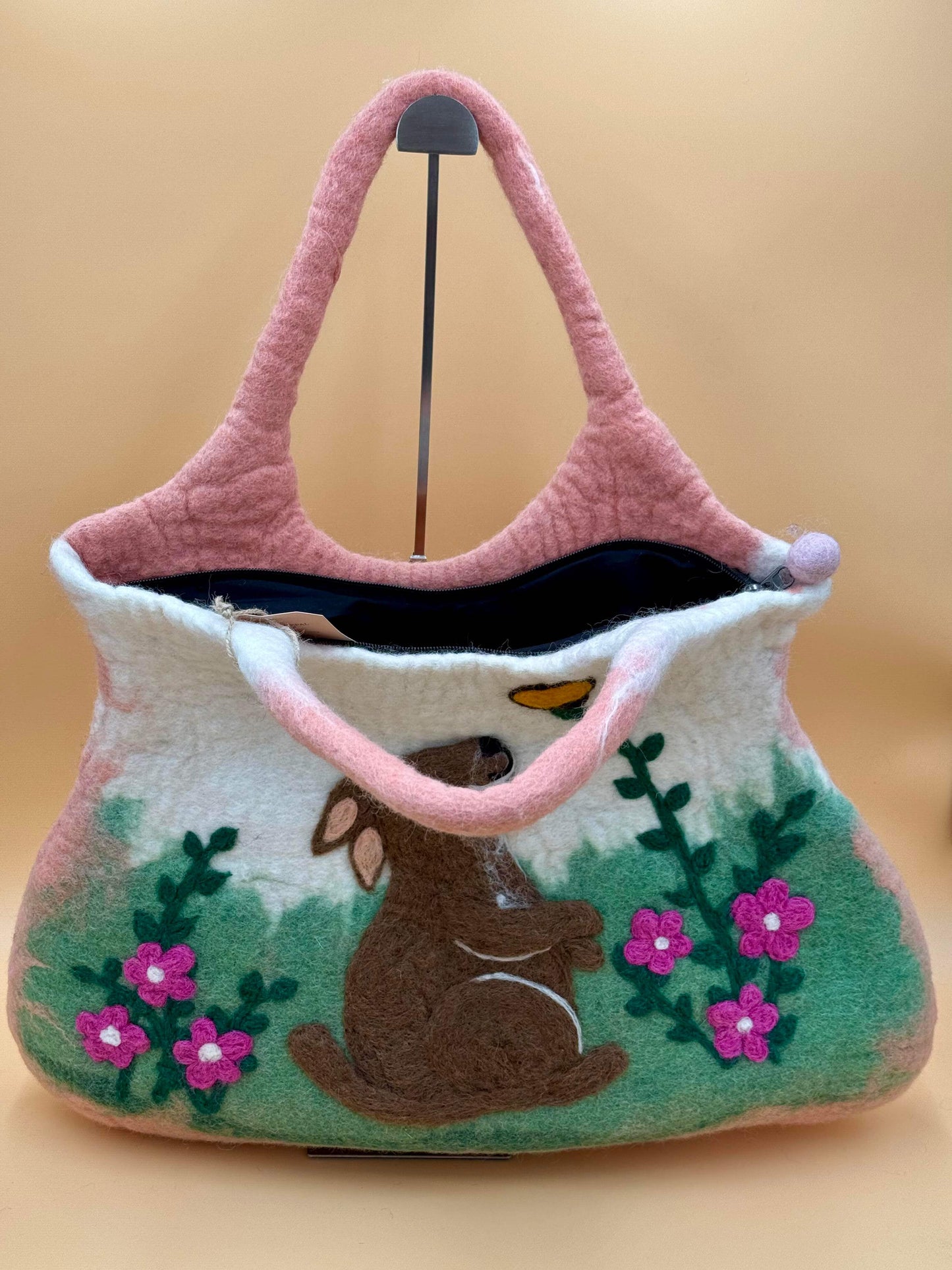 Schultertasche Filztasche Size XL Large Bag Hase mit Blumenmotiv, handgemachte Wolltasche in rosa, grün, braun.