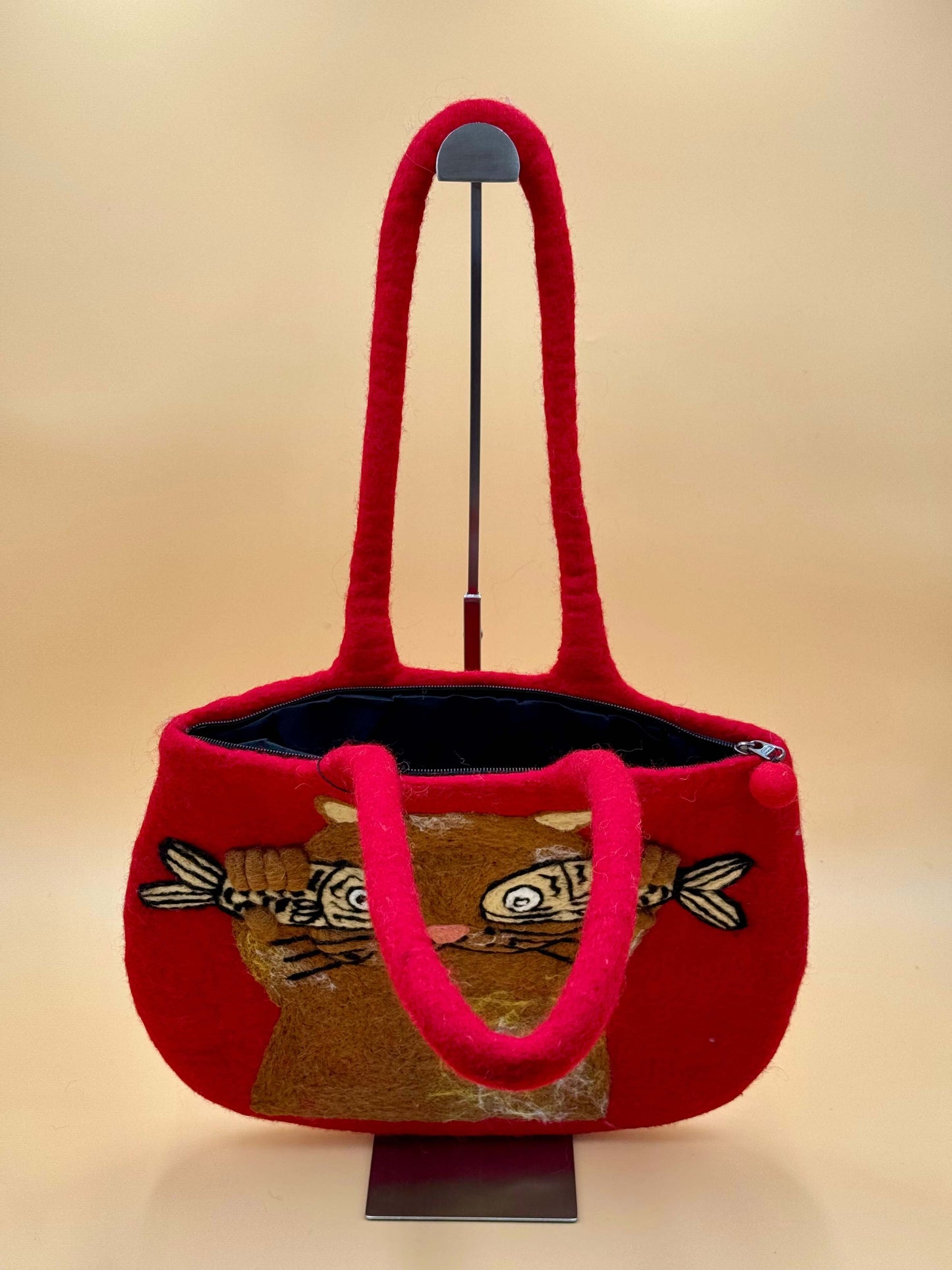 Rotbraune Schultertasche Filztasche Size L mit handgefertigter Katzen- und Fisch-Applikation, ideal für Alltag.