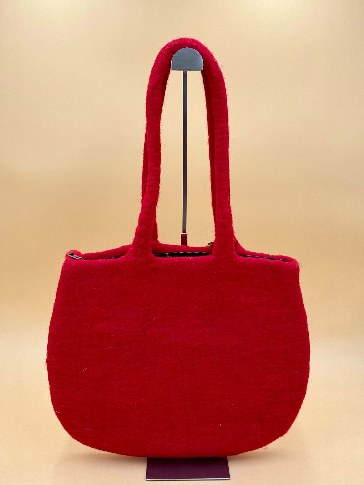 Rote handgemachte Filztasche Schultertasche Totes Bag in Größe L mit zwei Griffen, ideal für Bücher und persönliche Gegenstände.