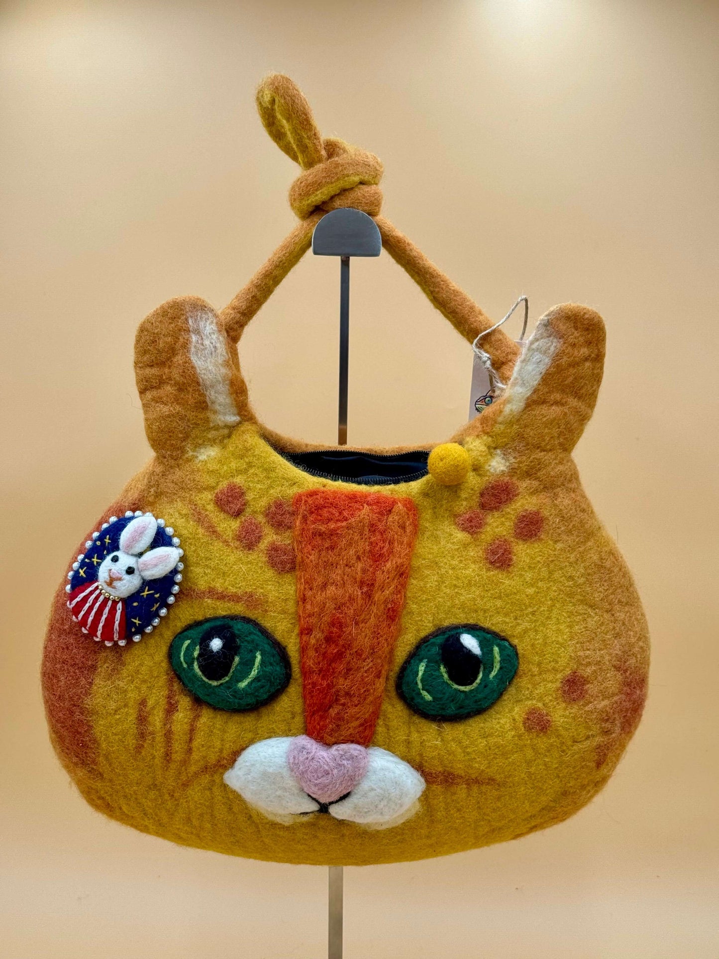 Handgefertigte Schultertasche Filztasche Katze mit großen Augen und abnehmbarem Hase-Anstecker, grün-orange, Größe M.