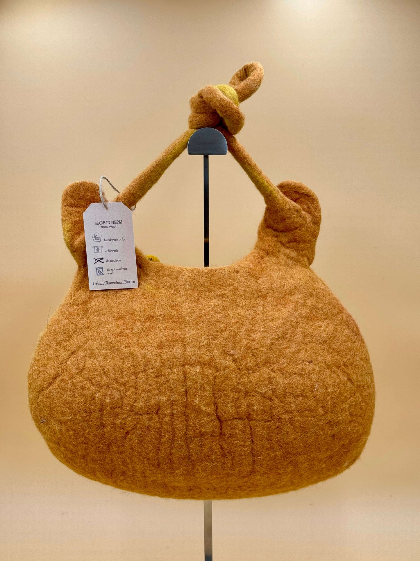 Handgemachte Schultertasche Filztasche Totes Bag Size M in orange mit Knotenhandgriff, 100% Wolle.