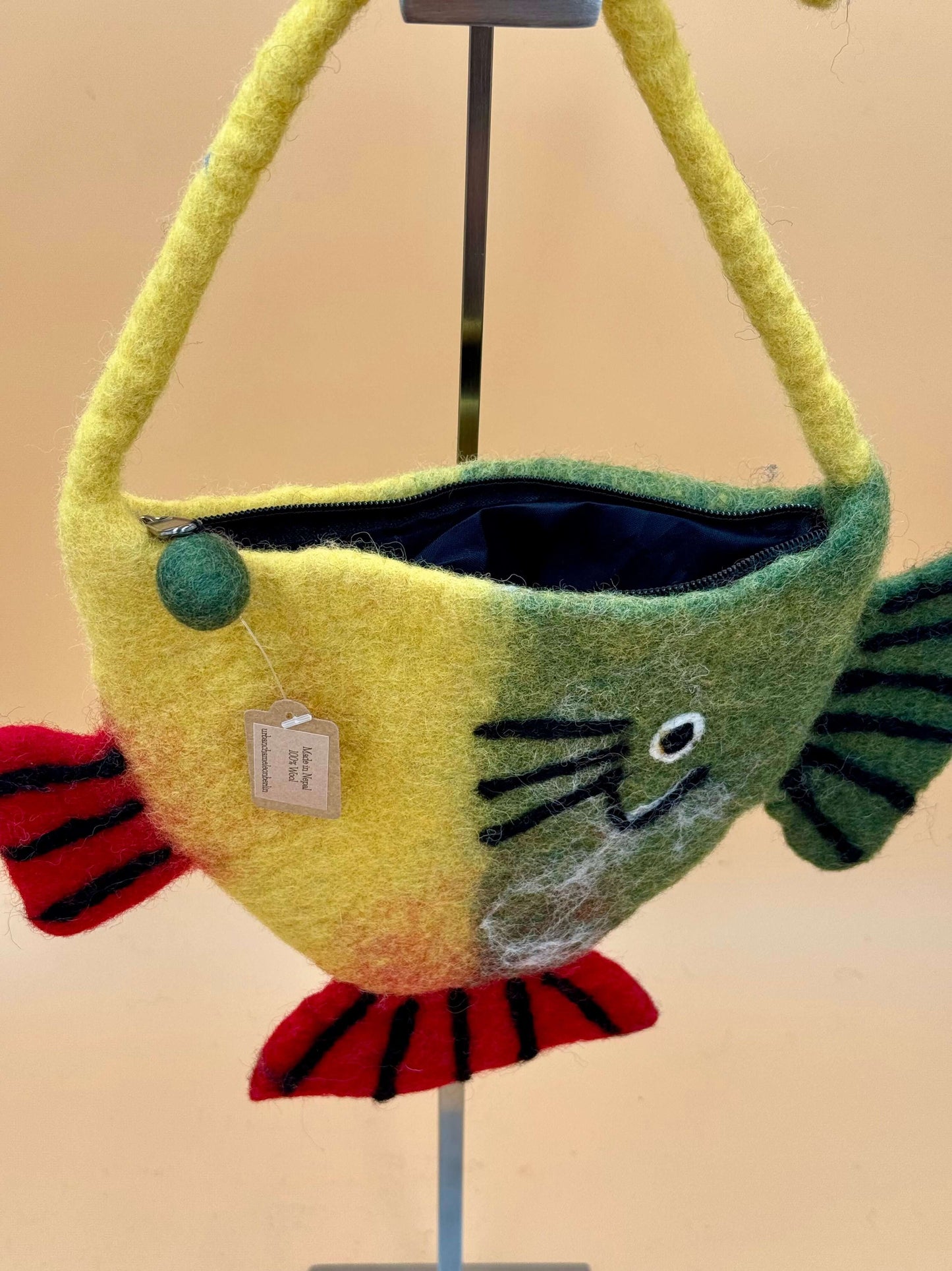 Umhängetasche Filztasche Size S Crossbody Fisch in gelb und grün mit Reißverschluss, handgemacht aus 100% Wolle.