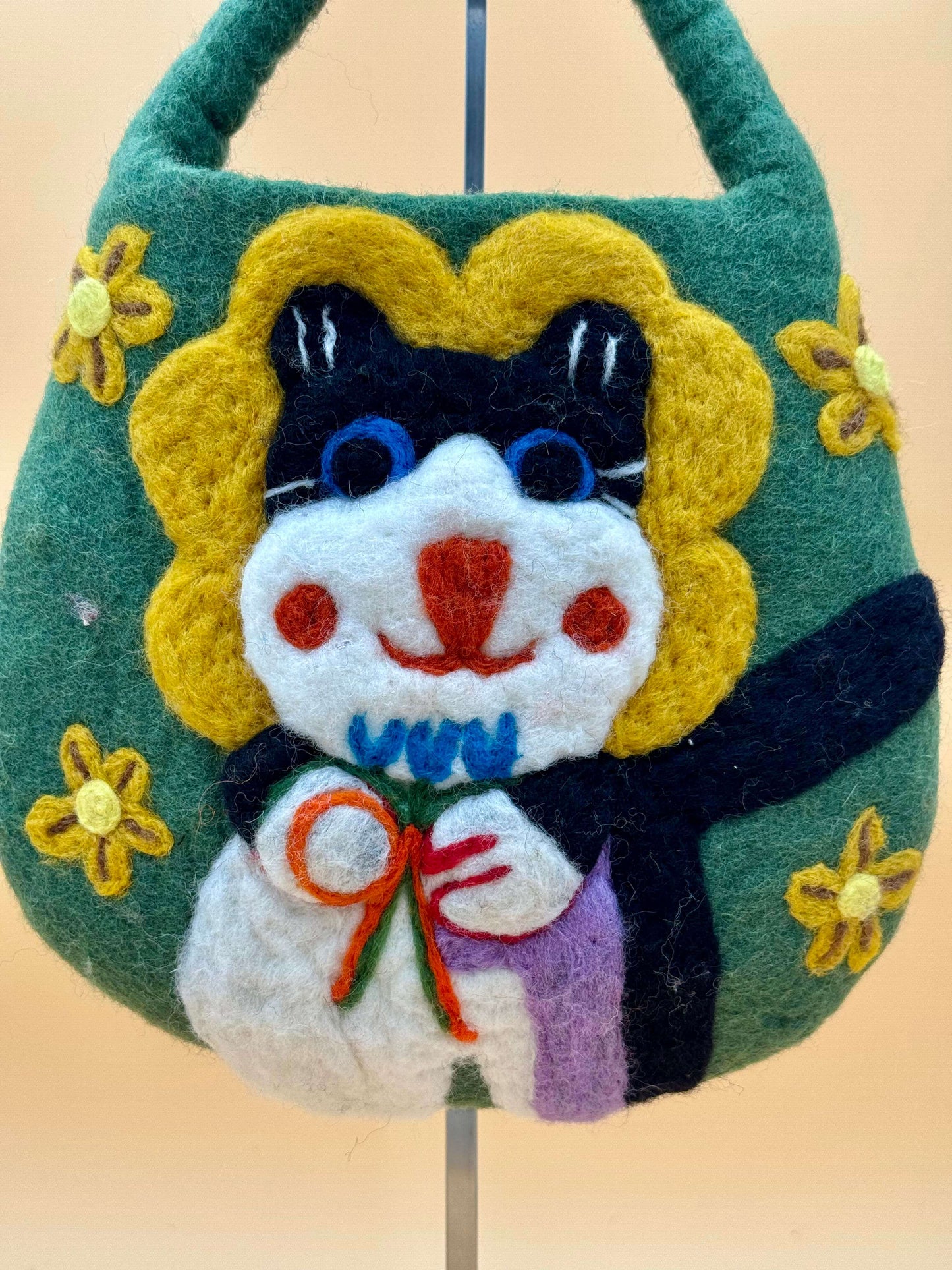 Handmade crossbody felt bag featuring a cat design with flowers, in green, yellow, and white colors, size S.