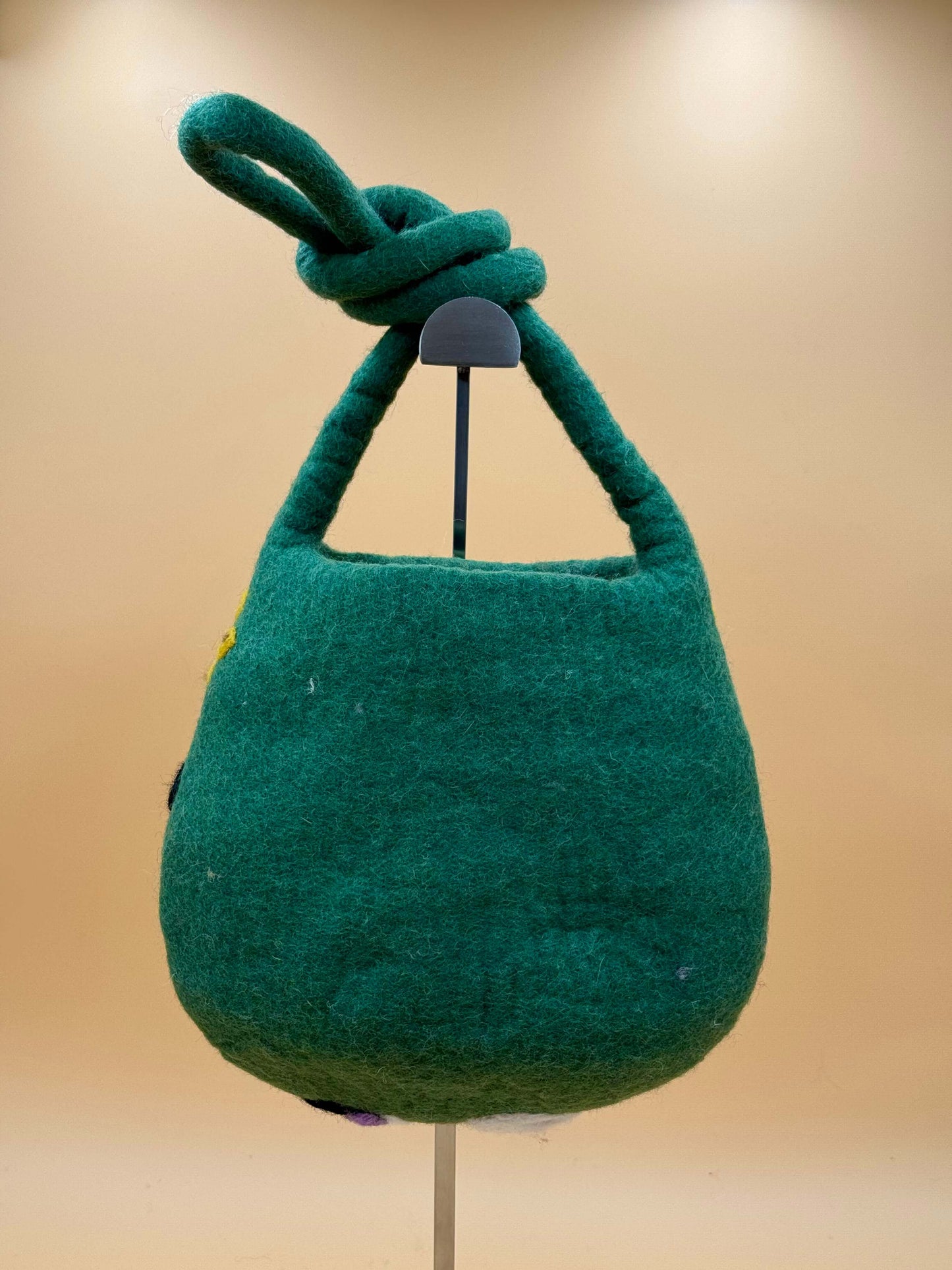 Handgemachte grüne Filztasche Size S Crossbody mit Knoten, geeignet für Geldbörse, Kosmetik und Karten.