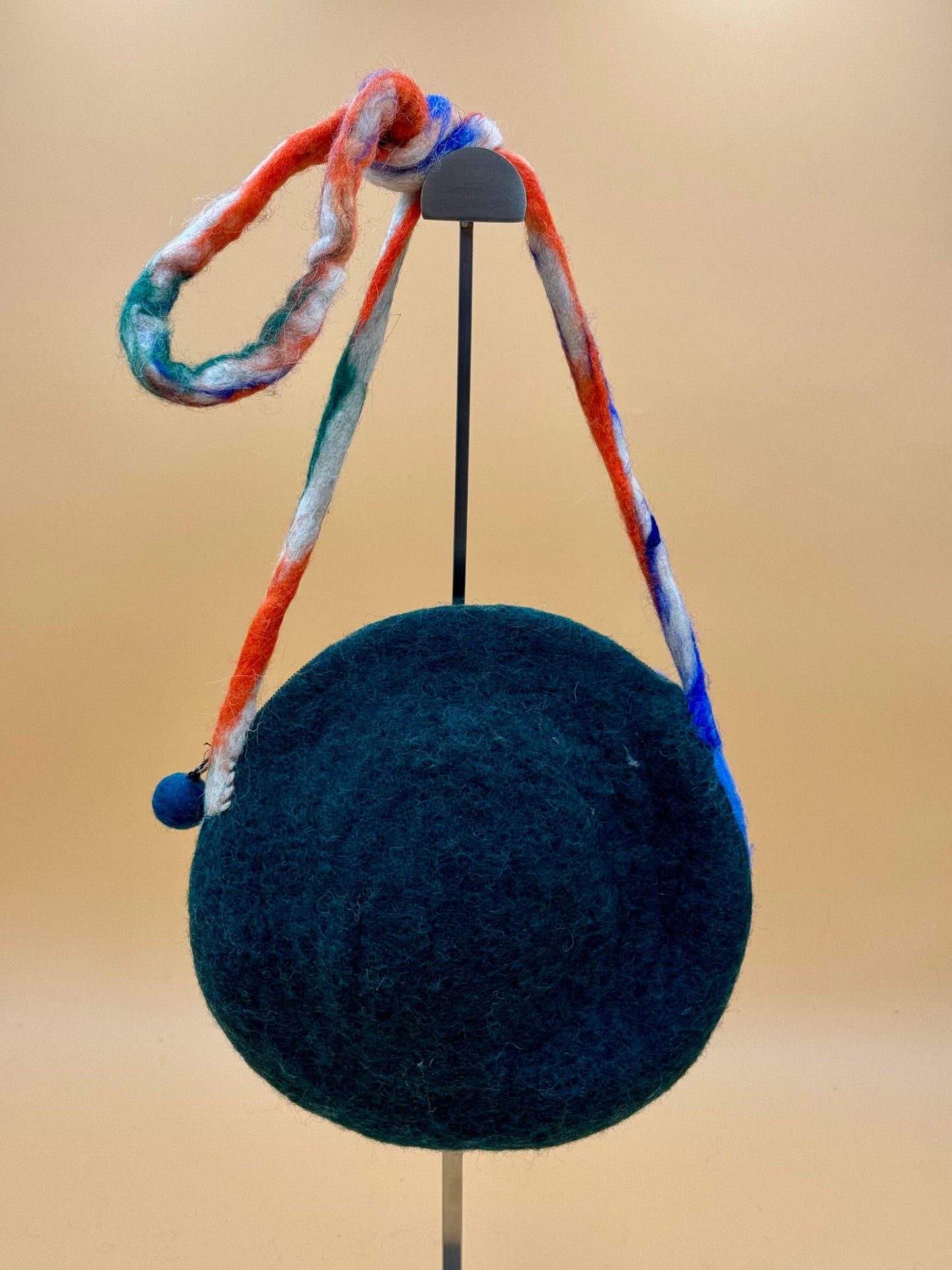 Umhängetasche Filztasche Size S in grün mit bunter Schulterkordel, handgemacht, ca. 28x24 cm, ideal für Kleinigkeiten.