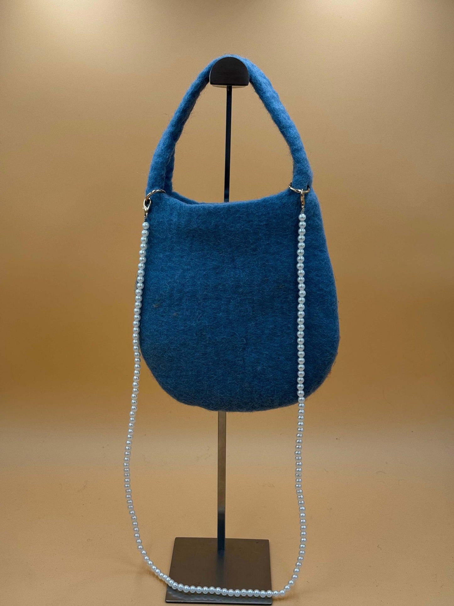 Umhängetasche Filztasche Size S Crossbody Teddy-Hund in blau mit abnehmbarer Umhangskette, handgefertigt aus 100% Wolle.