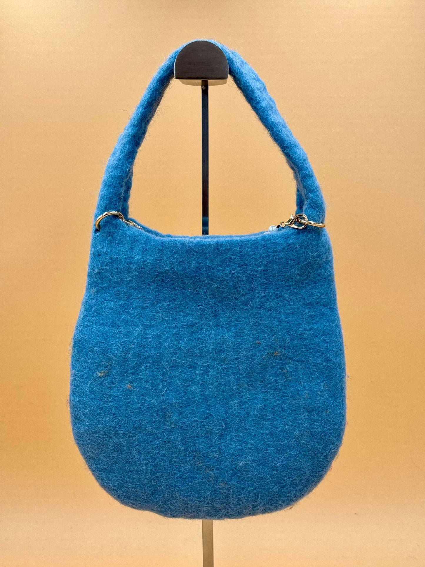 Umhängetasche Filztasche Size S in Blau, handgemachte Wolle, ideal für Crossbody-Tragen.