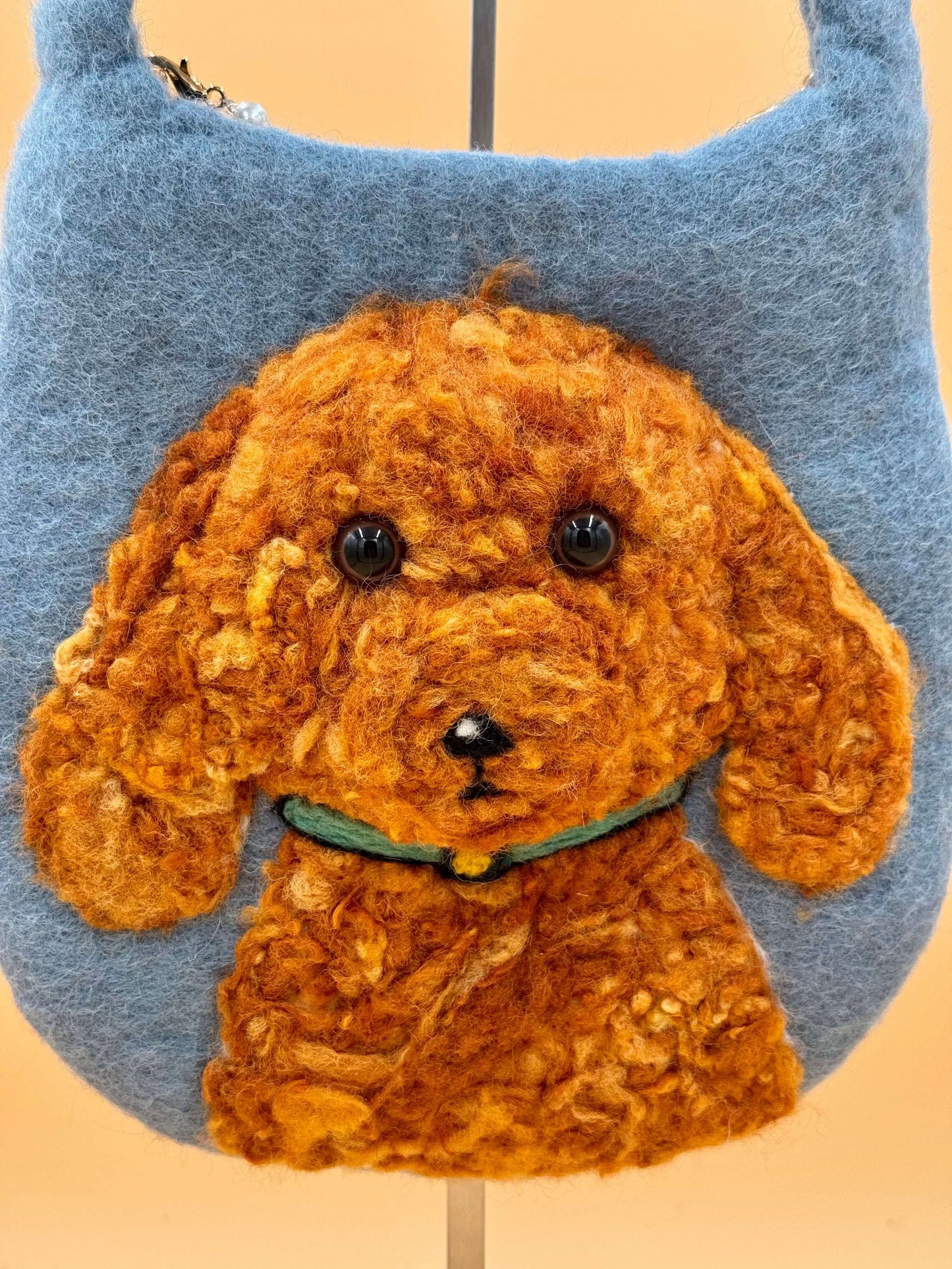 Umhängetasche Filztasche Size S Crossbody Teddy-Hund mit 3D Hundegesicht aus Wolle in blau und orange.