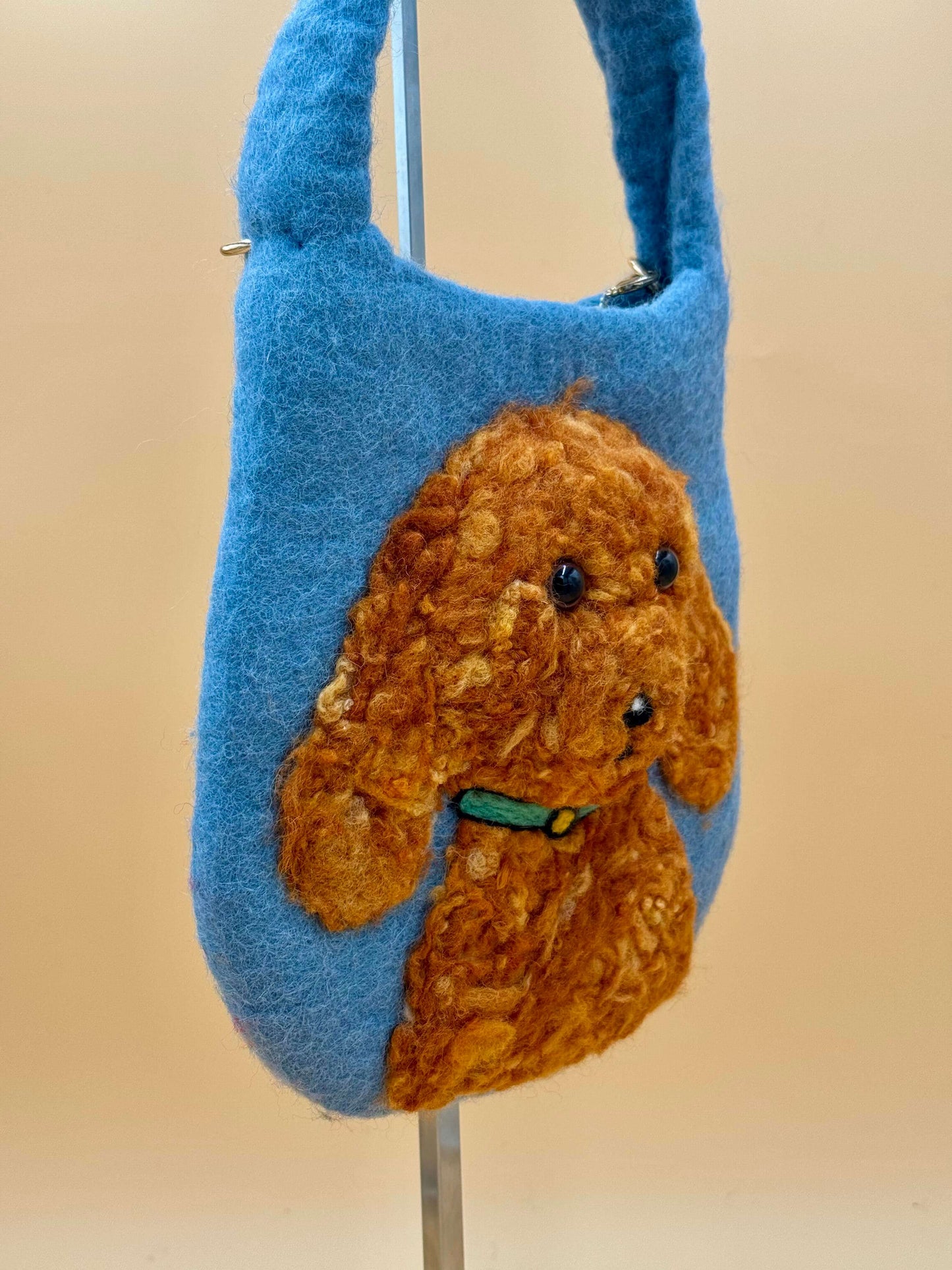 Umhängetasche Filztasche Size S Crossbody Teddy-Hund in blau mit 3D-Hundedesign aus Wolle, handgefertigt.