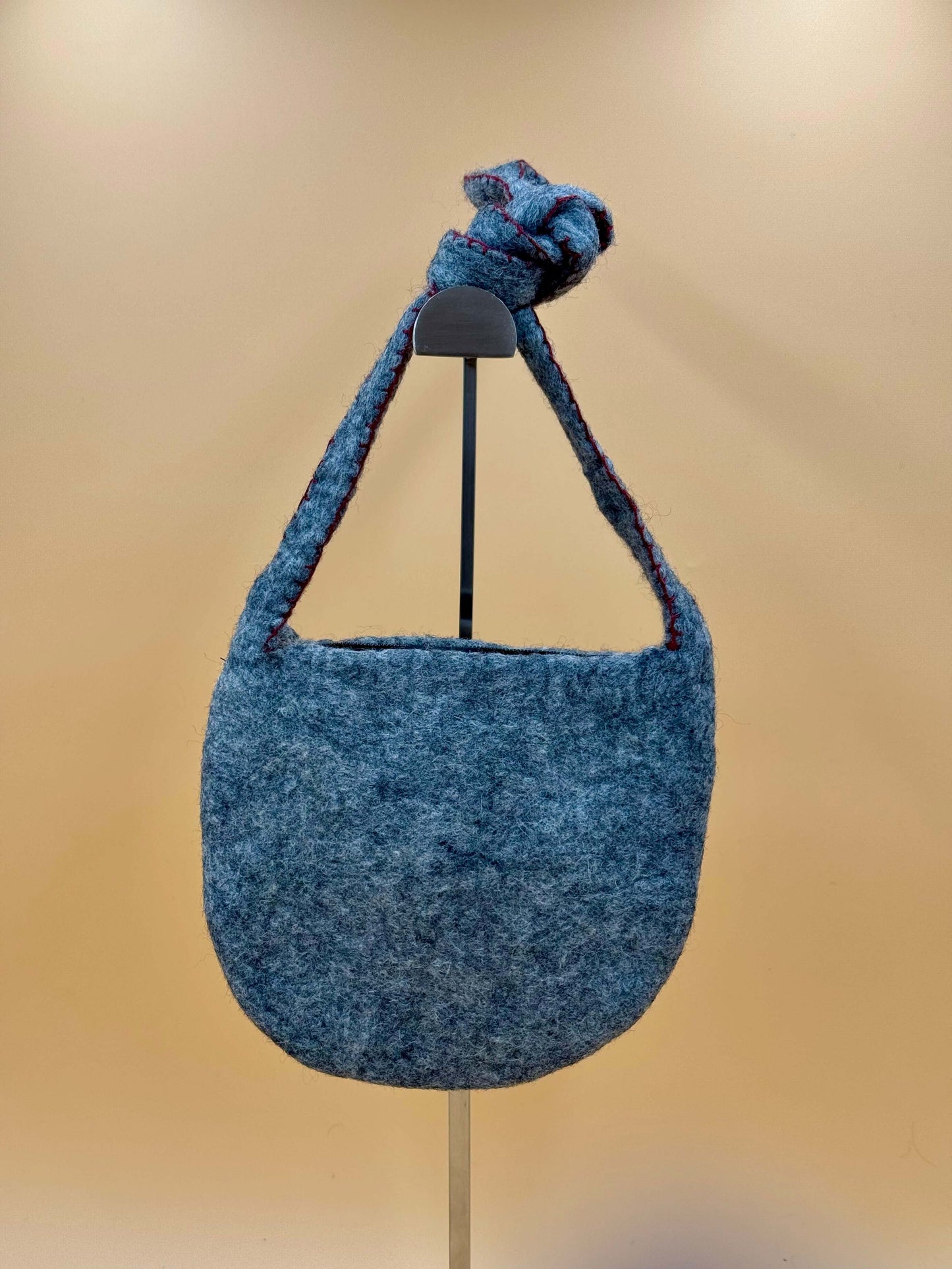 Umhängetasche Filztasche Size S Crossbody Waschbär grau aus 100% Wolle mit Knoten-Tragegriff, handgefertigt.