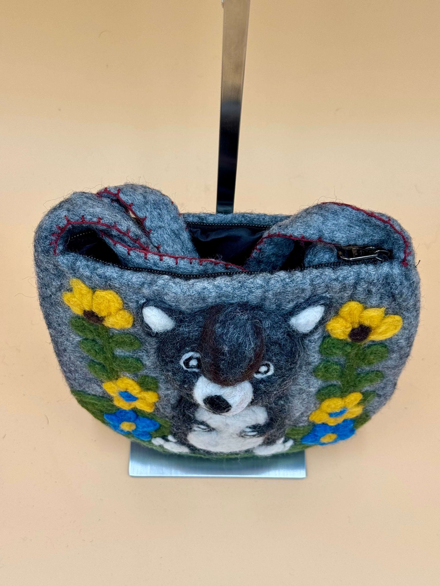 Umhängetasche Filztasche Size S Crossbody in grau mit Waschbär-Motiv und bunten Blumen, handgemacht aus 100% Wolle.