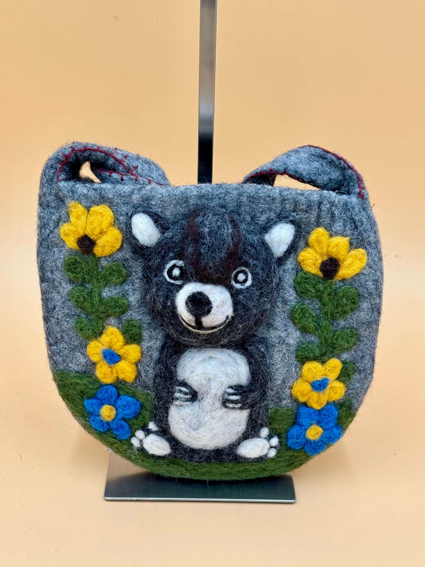 Umhängetasche Filztasche Size S Crossbody Waschbär grau mit bunten Blumen, handgefertigt aus 100% Wolle, ca. 22x20 cm.