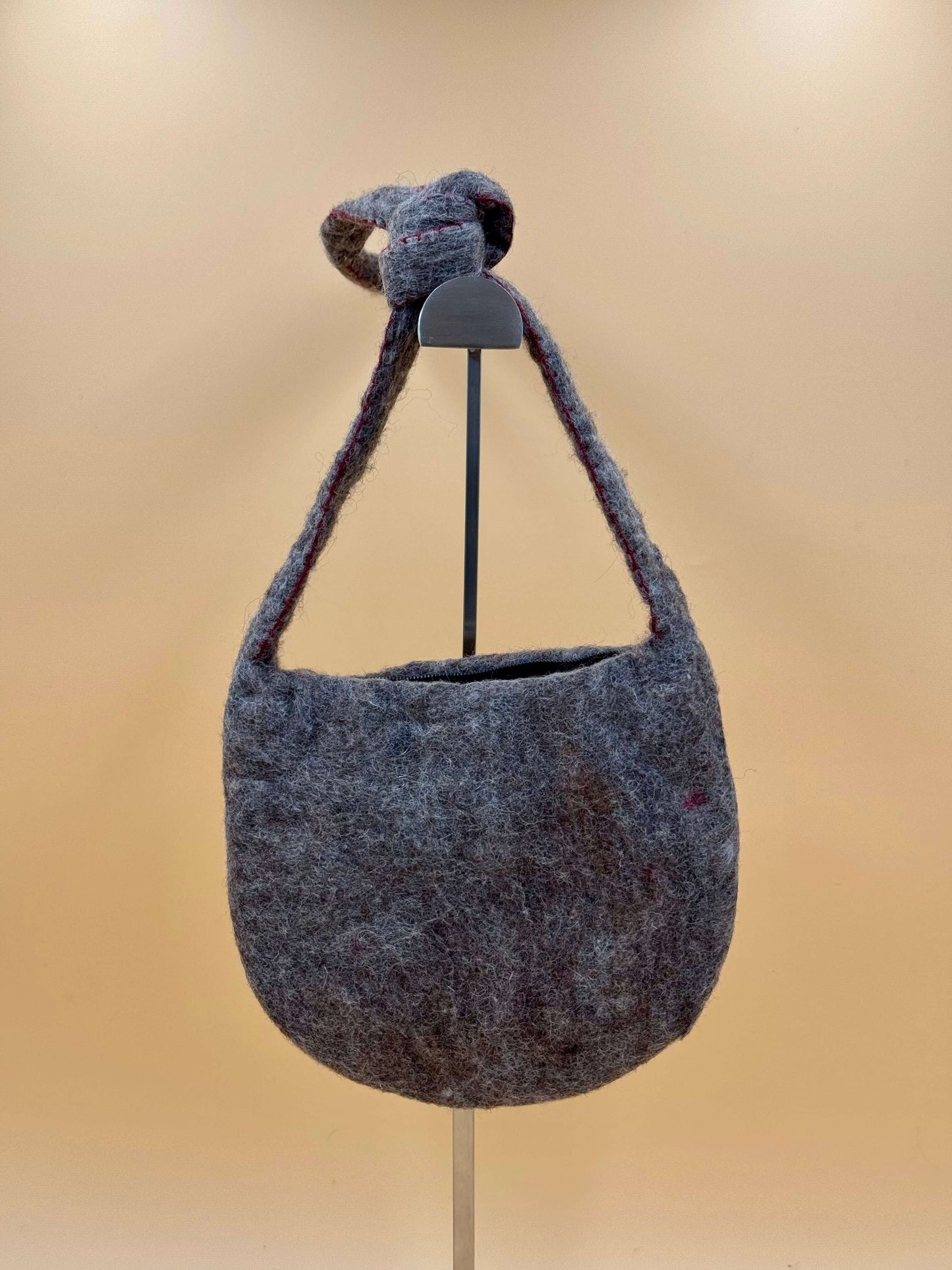 Umhängetasche Filztasche Size S Crossbody in grau-braun mit handgefertigtem Design, ideal für Geldbörse und Smartphone.