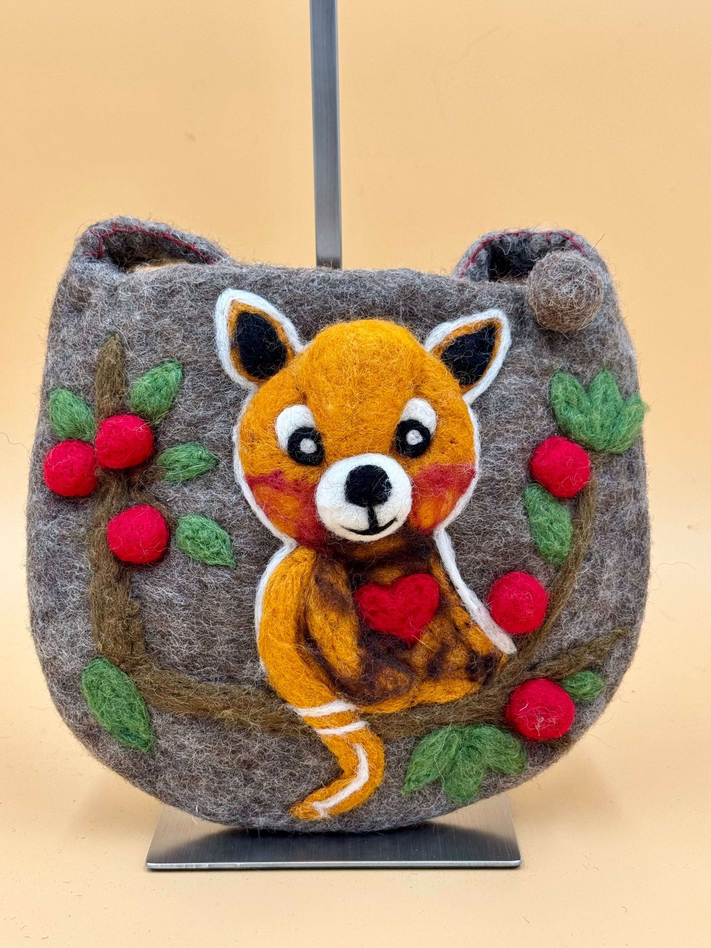 Handgemachte Umhängetasche Filztasche Size S Crossbody mit rotem Panda-Motiv, grau mit bunten Details.