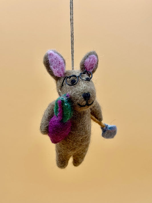 Filzanhänger Schlüsselanhänger Hase erntet Rübe