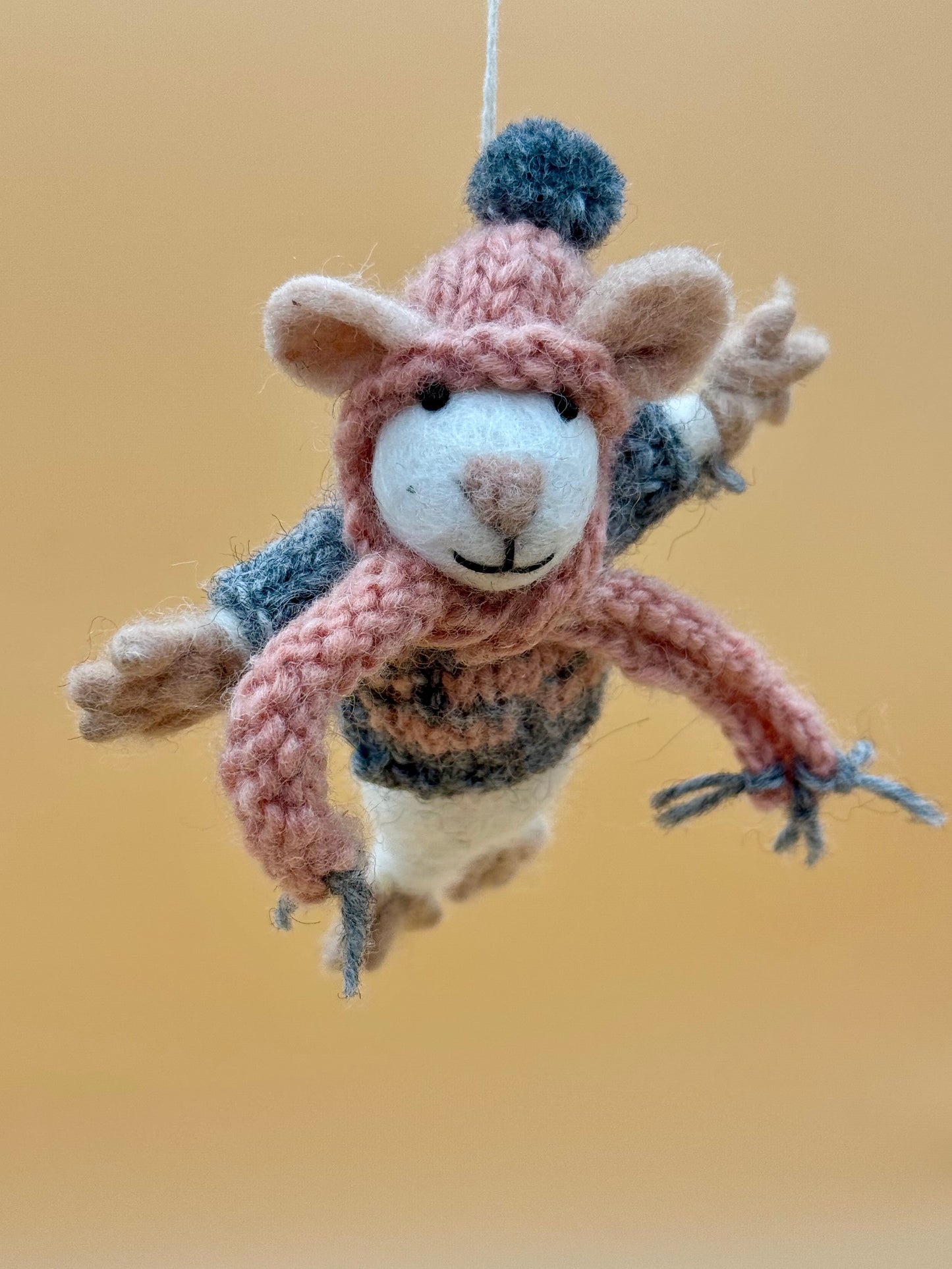 Filzanhänger Schlüsselanhänger Maus mit Mütze und Schal