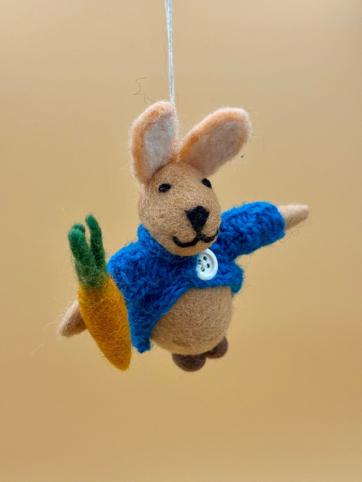Filzanhänger Schlüsselanhänger Hase mit Karotte